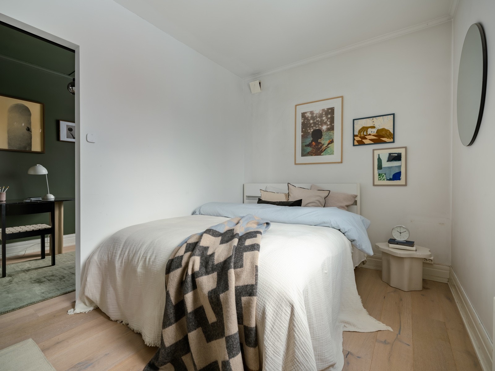 Her er det bra med plass til dobbeltseng og nattbord. Galleribilde