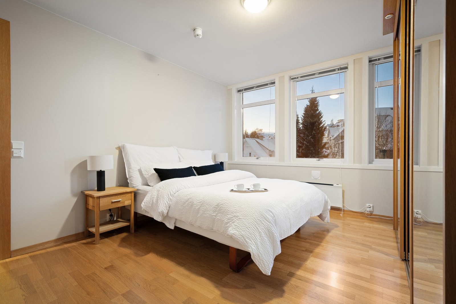 Hovedsoverommet er romslig med god plass til dobbeltseng Galleribilde