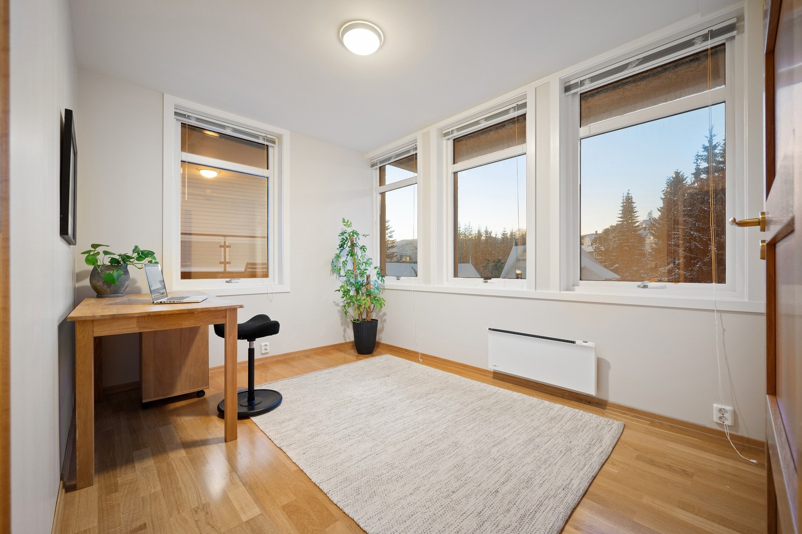 Soverom nr 3, her innredet som kontor Galleribilde