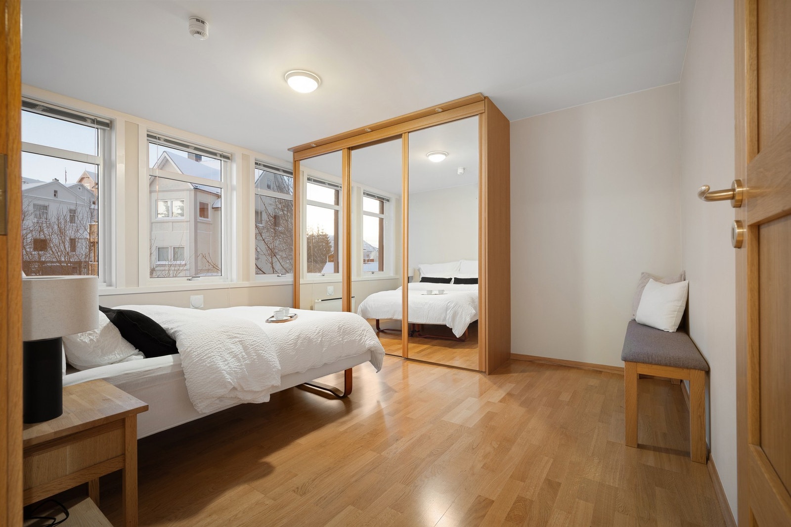 Innebygd skyvedørsgarderobe Galleribilde