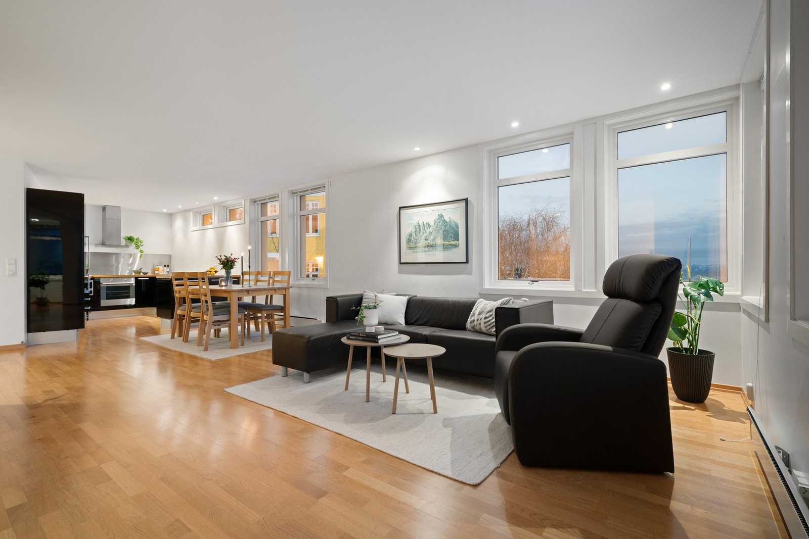 Behagelig belysning med spotlights i tak Galleribilde