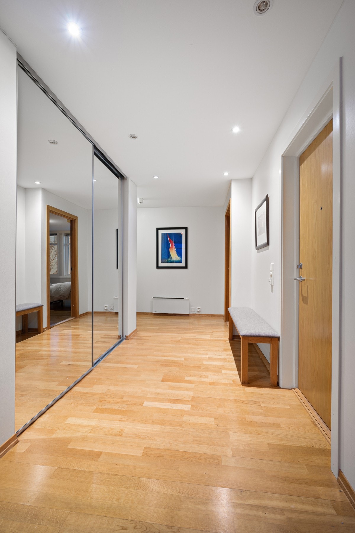 Praktisk med skyvedørsgarderobe for yttertøy - gjør det enkelt å holde gangen ryddig! Galleribilde