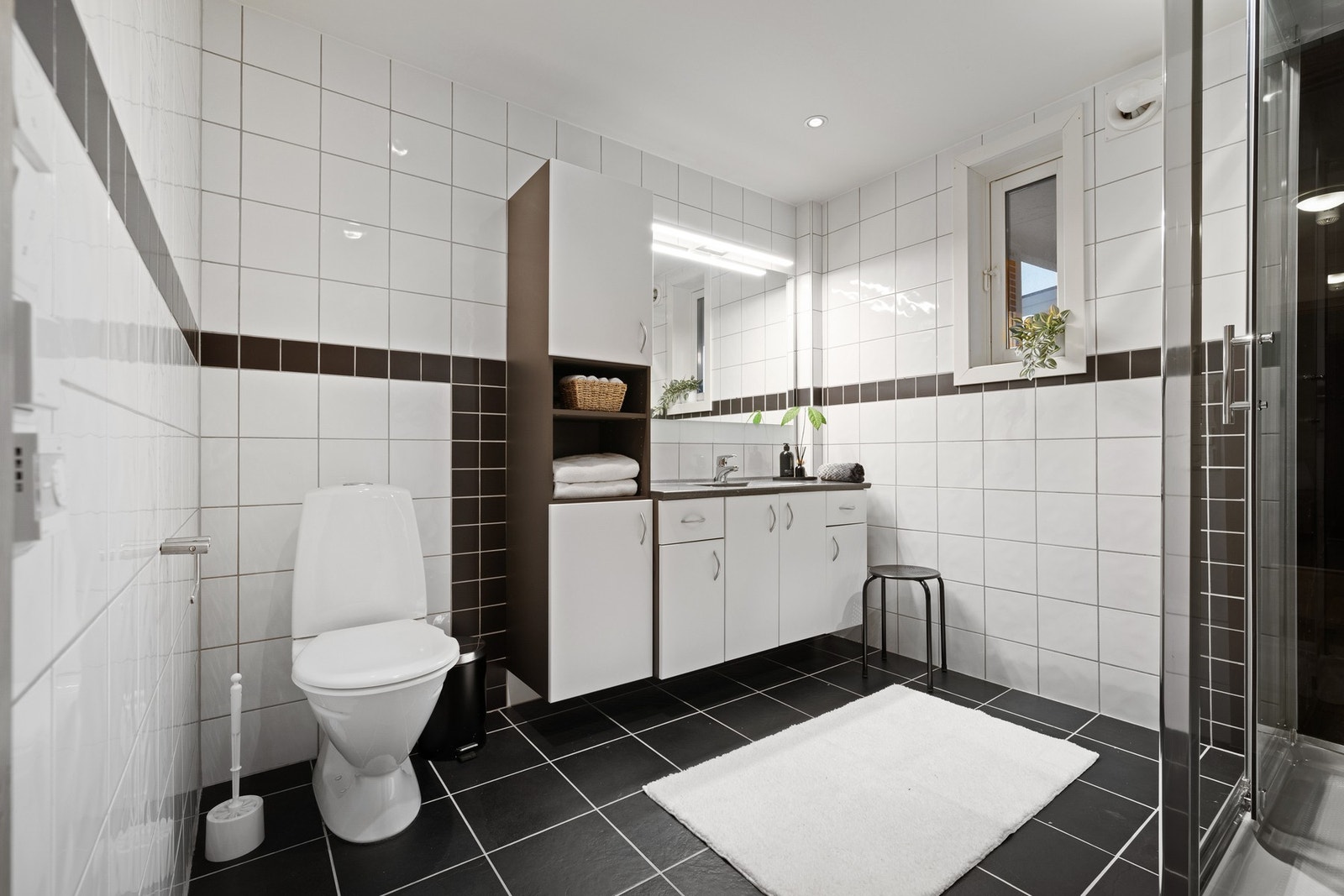 Pent bad som er oppusset i senere tid, med flislagte gulv (med varme) og vegger Galleribilde