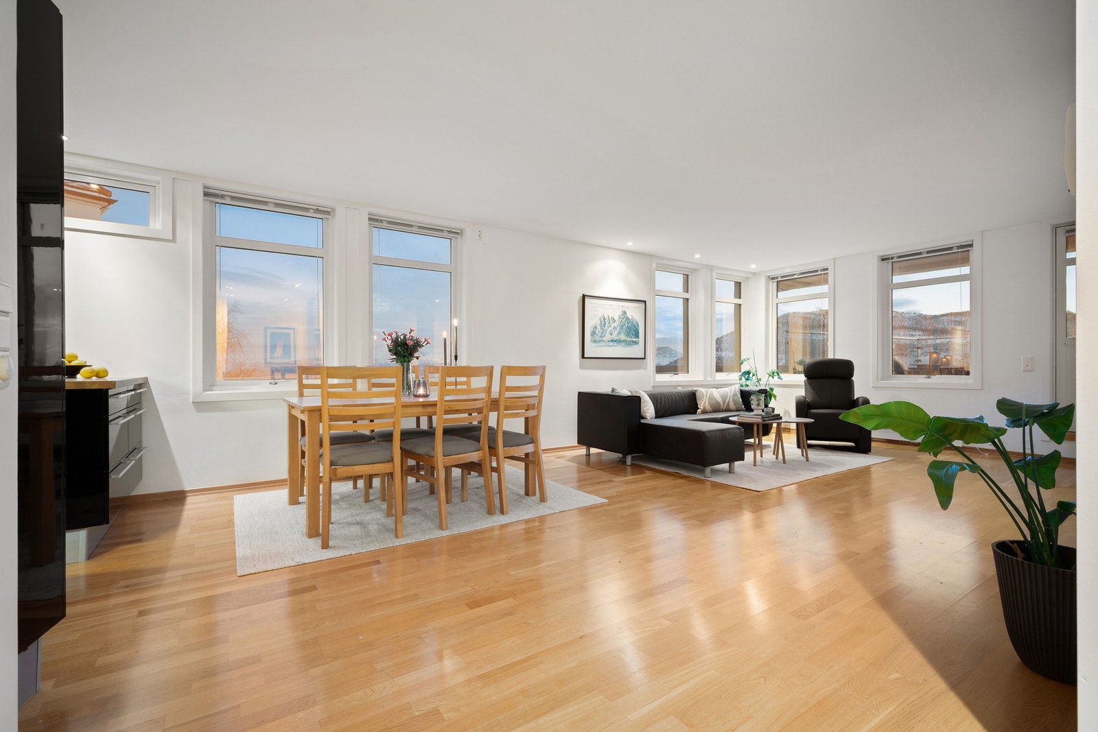 Vinduene dekker mye av veggene i stuen og gir godt med dagslys inn, samt flott utsikt! Galleribilde