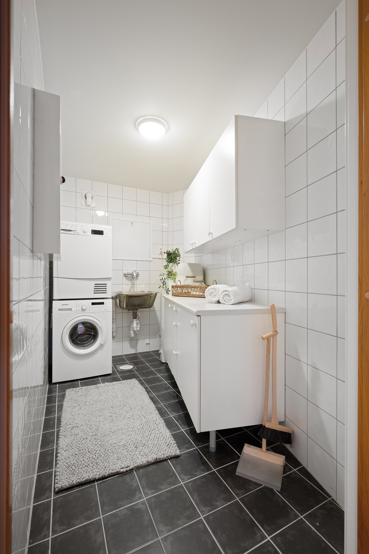 Praktisk vaskerom også oppusset i senere tid, flislagt med gulvvarme Galleribilde