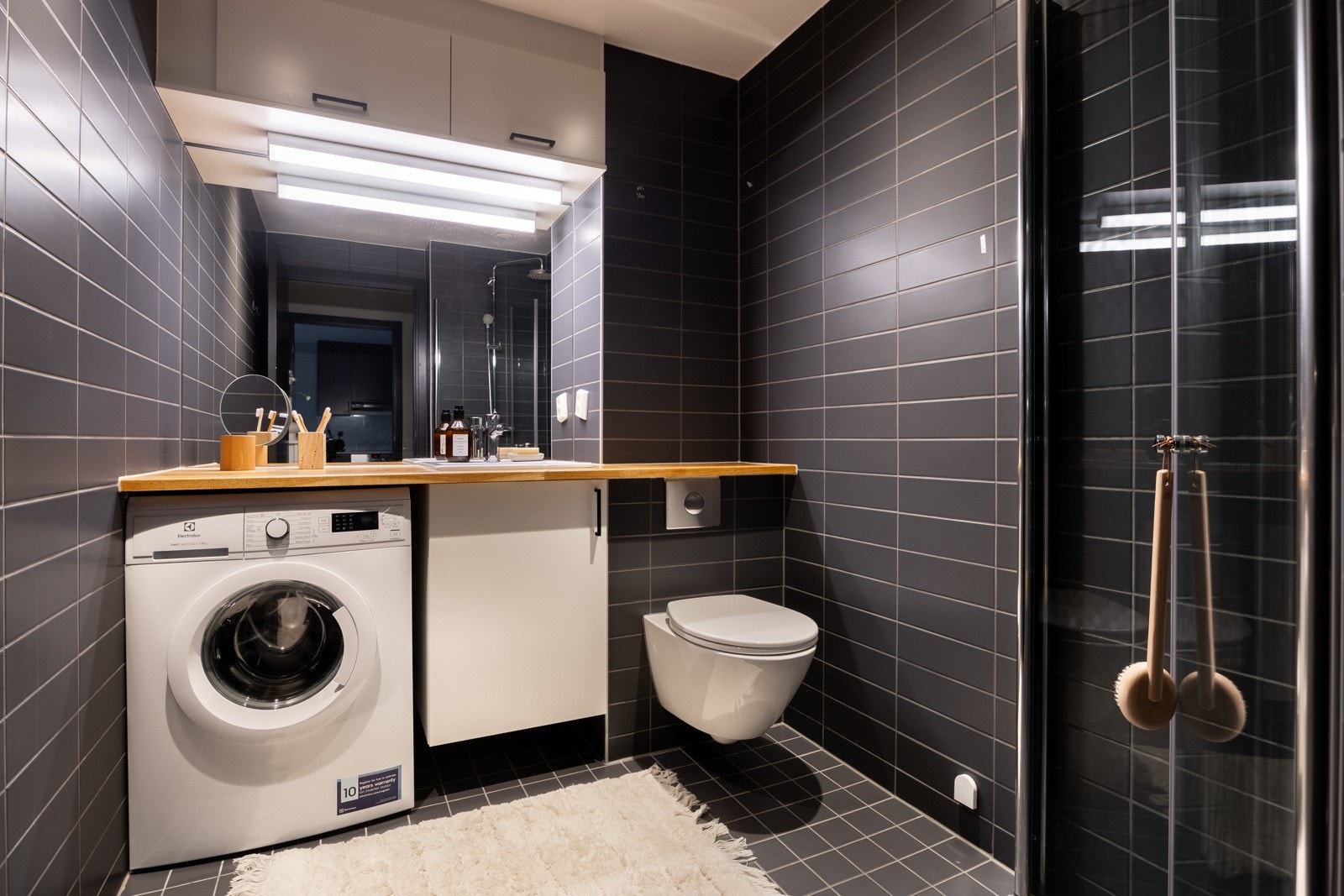 Romslig baderom fra 2014 med flislagt gulv med varme. Badet har opplegg for vaskemaskin. Galleribilde