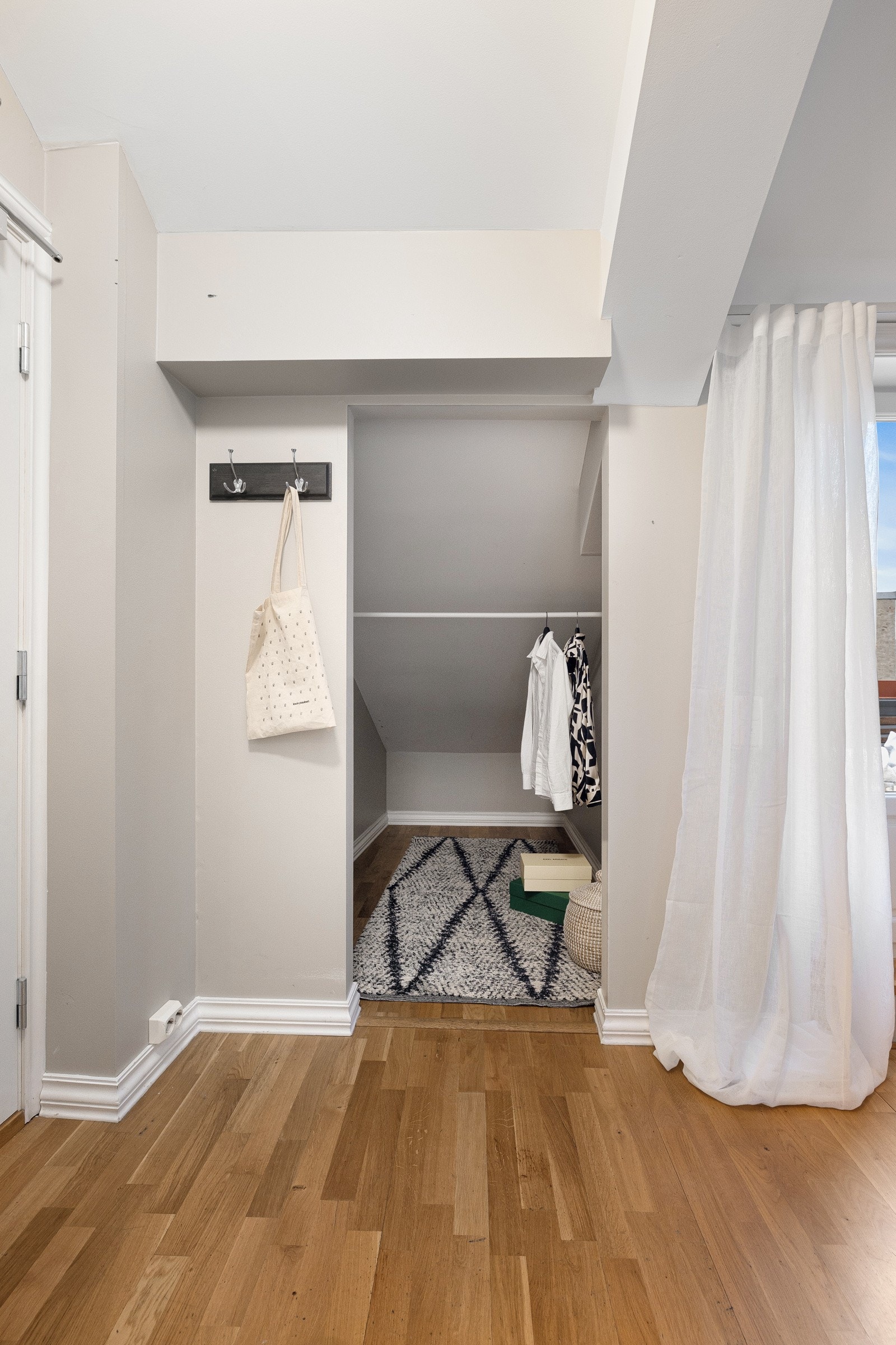 Praktisk klesbod ved entrèen hvor yttertøyet pent kan henges opp. Galleribilde