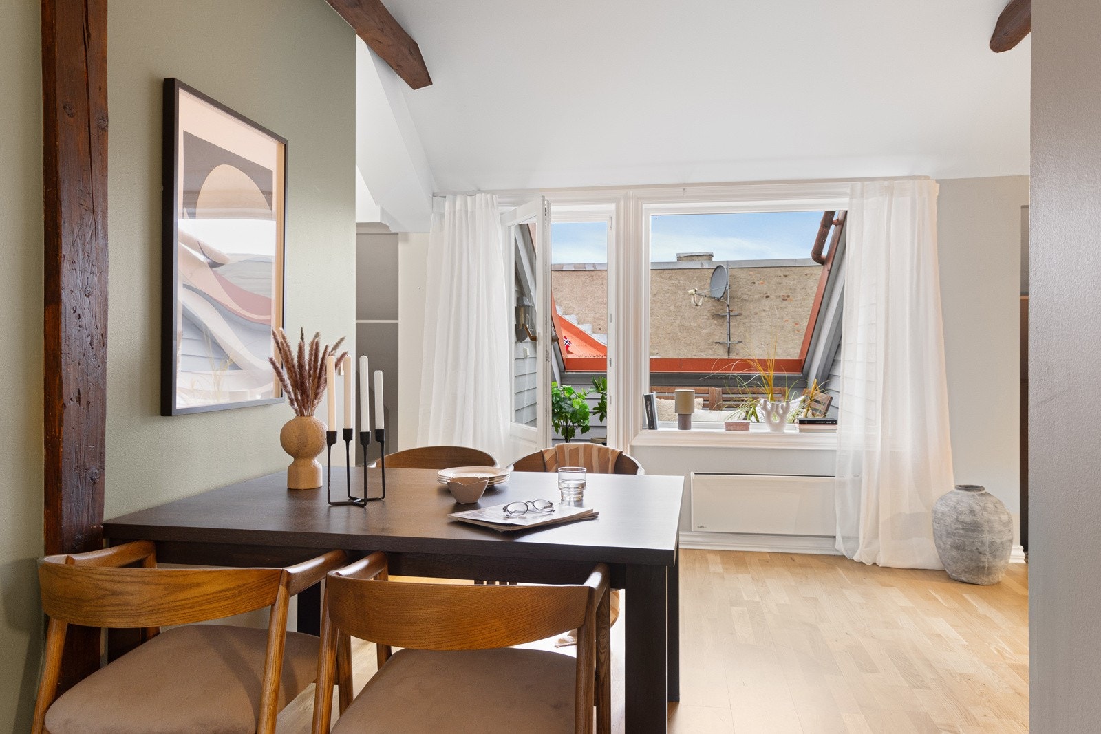 Store vindusflater slipper inn rikelig med naturlig lys. Galleribilde