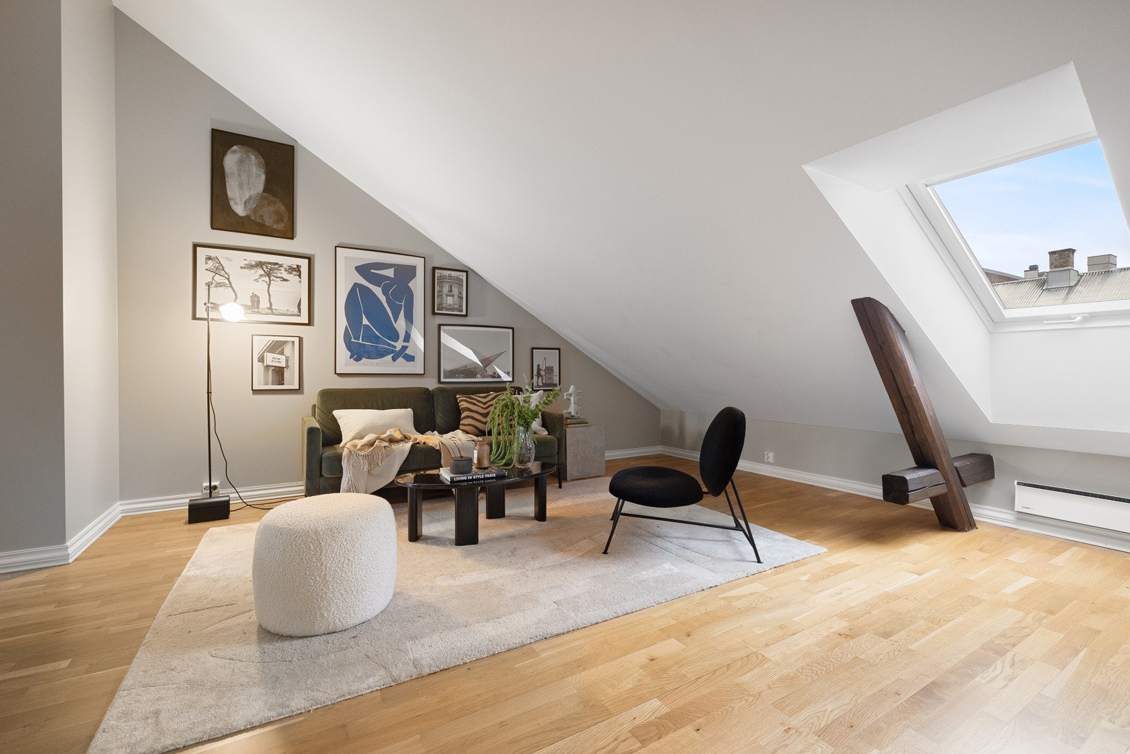 Stilren stue med god plass til sittegruppe, multimedia og tilhørende møblement. Galleribilde