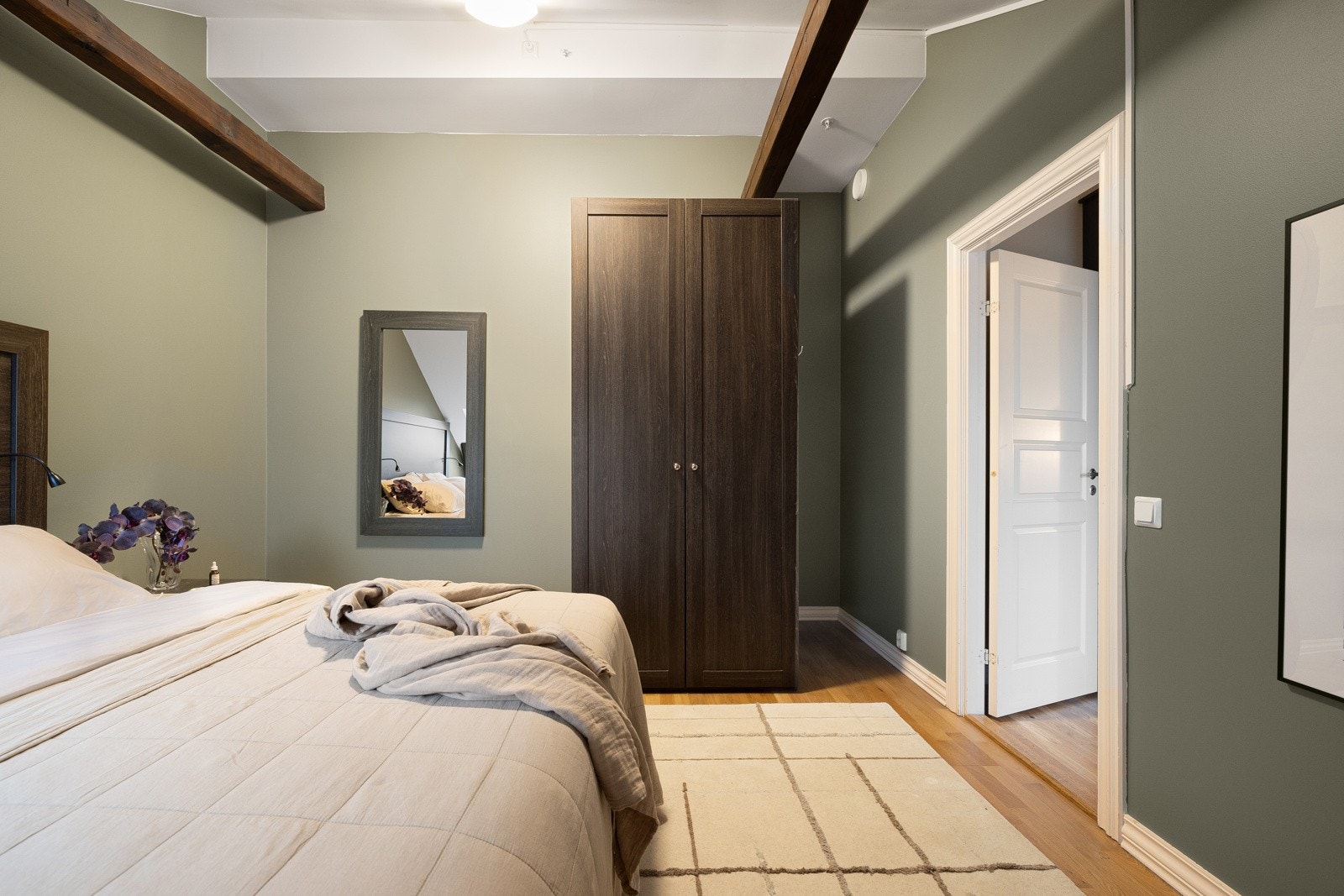 . Det er innredet med garderobeskap hvor det er rikelig med skapplass. Galleribilde