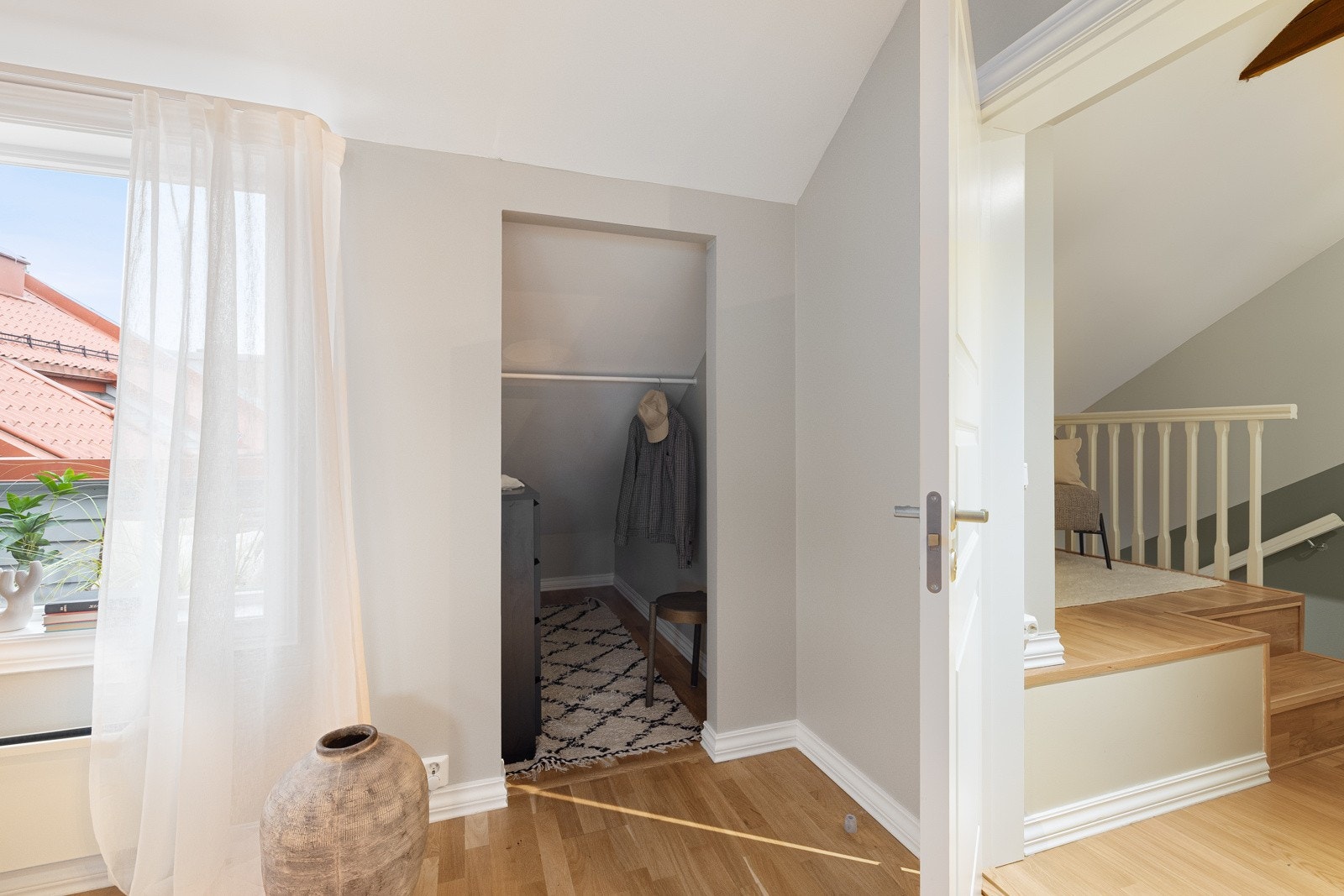 Praktisk klesbod ved inngangen til soverom II og mellomstuen. Galleribilde