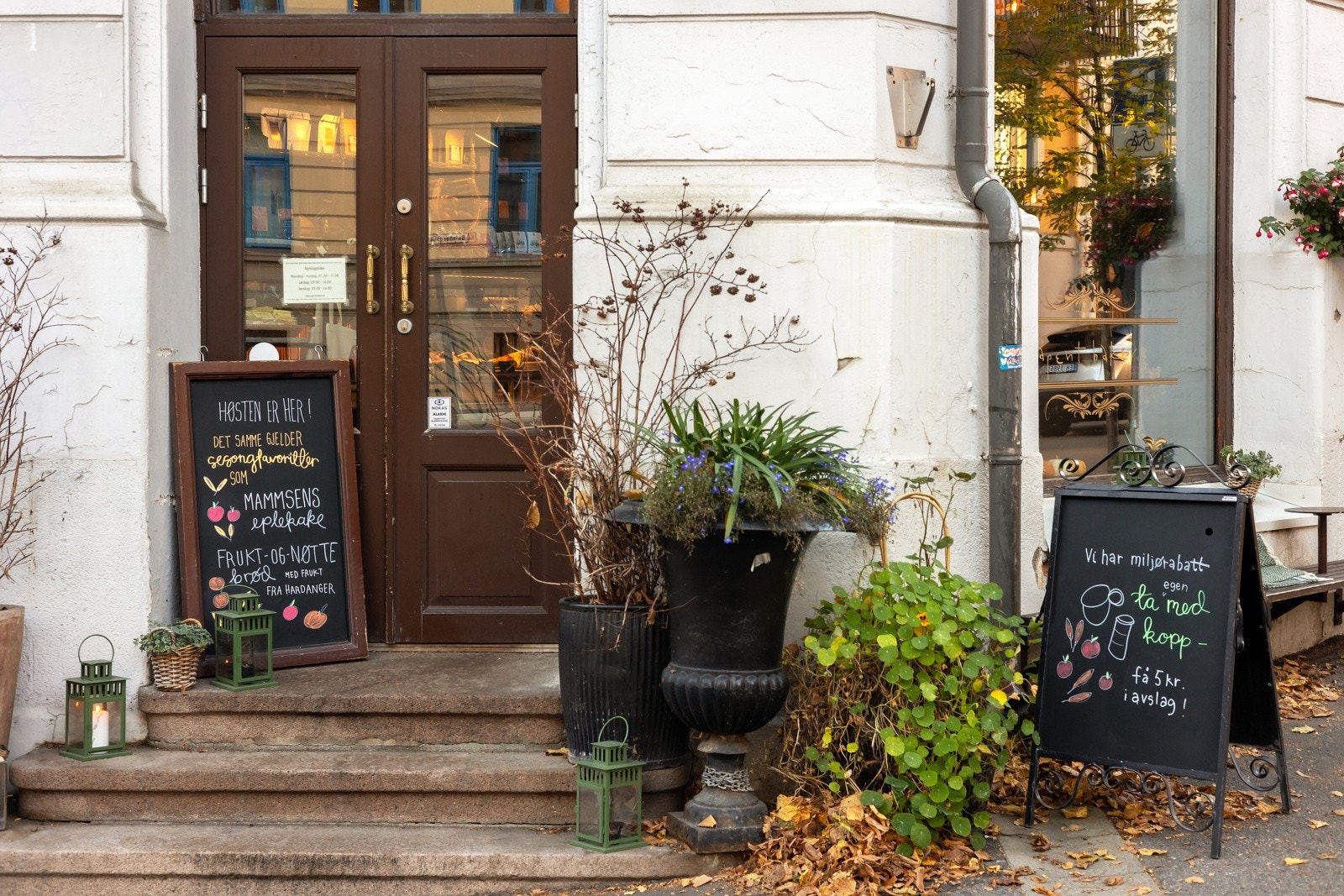 Åpent bakeri i første etasje med nystekte fristelser, kaffe og mye mer. Galleribilde