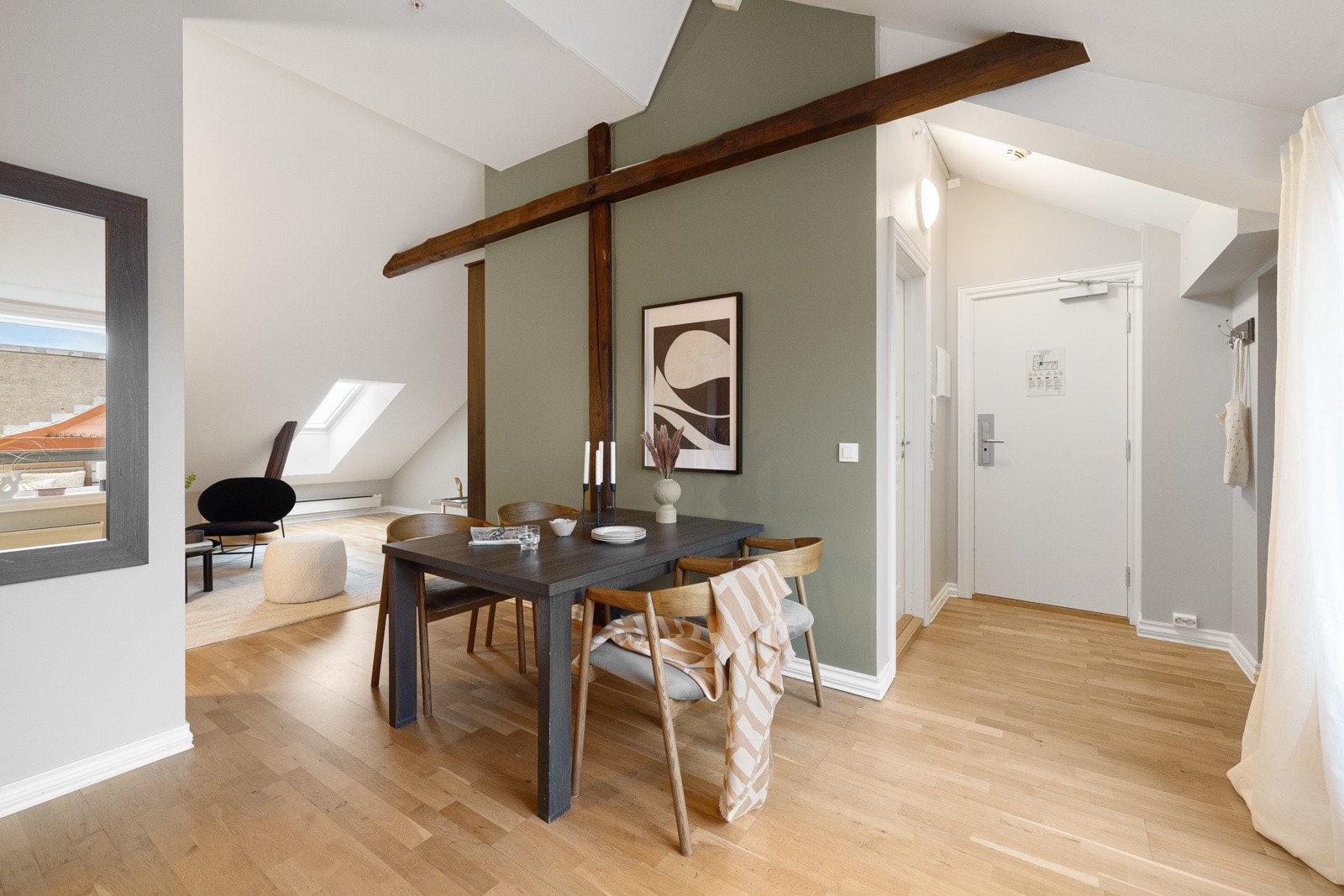 God plass til spisebord mellom stuen og kjøkkenet som deler rommene inn i naturlige soner. Galleribilde