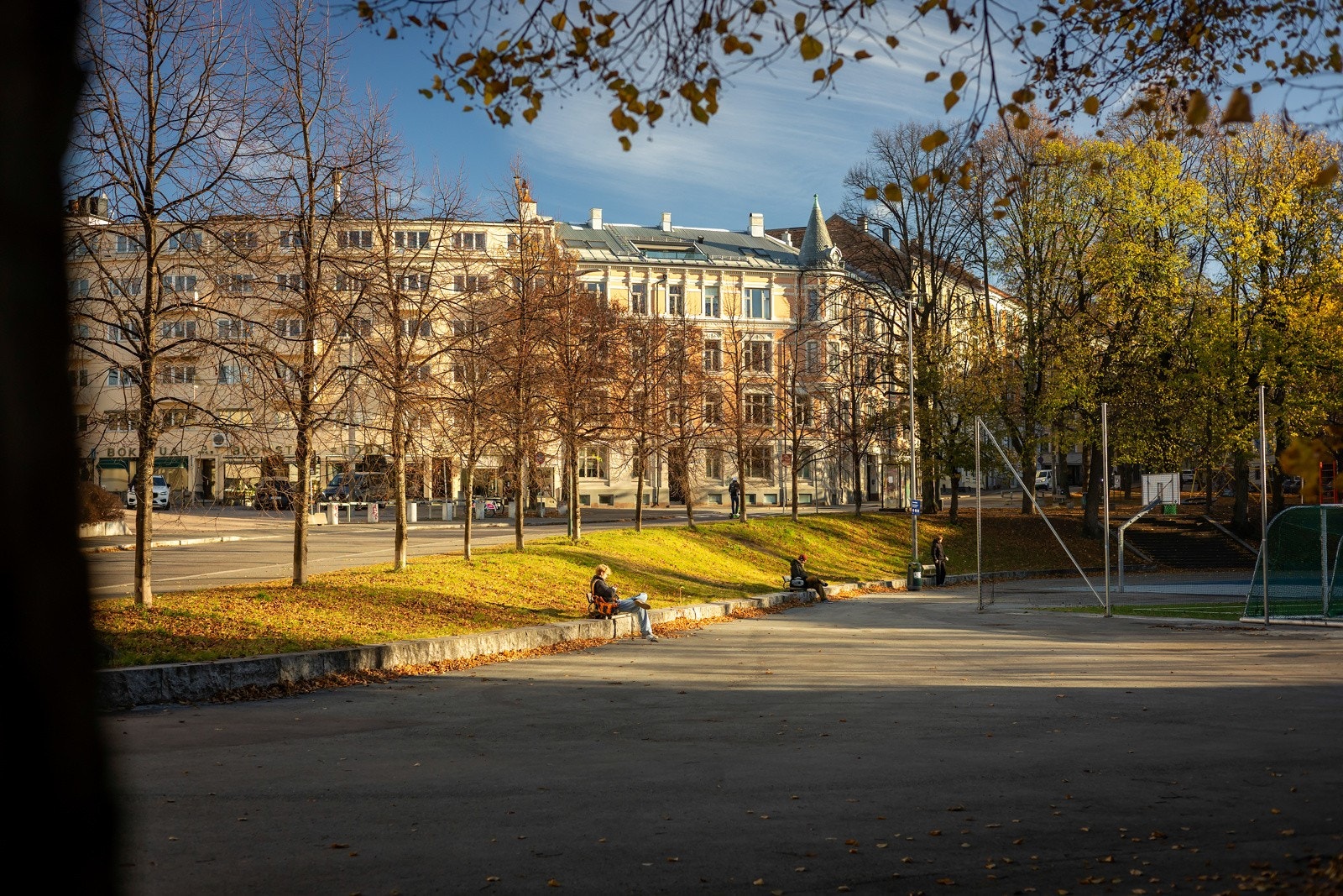 Leiligheten ligger rett ovenfor Bislett basketbane og lekeplass. Galleribilde