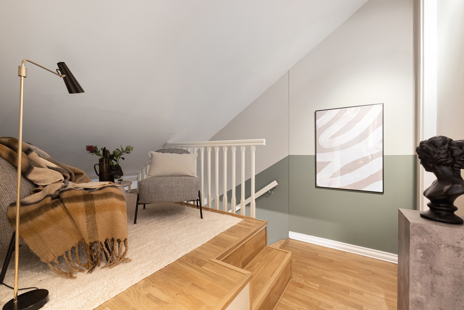 Hyggelig mellomstue som er perfekt til kontorhjørne eller lesekrok. Galleribilde