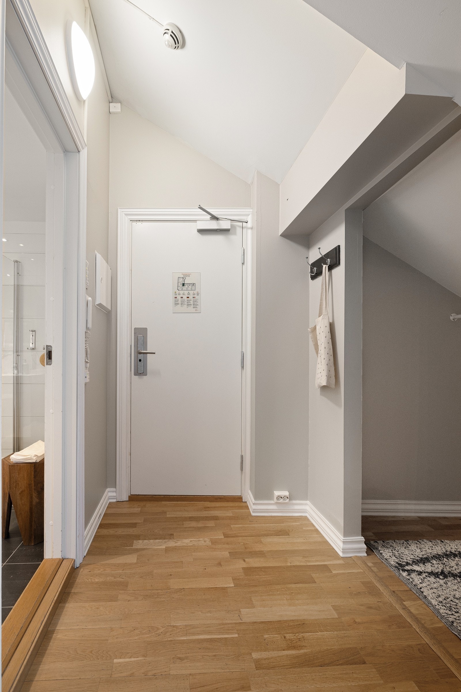 Leiligheten har en meget god intern beliggenhet i byggets 5. etasje med heis til leilighetsplan. Galleribilde