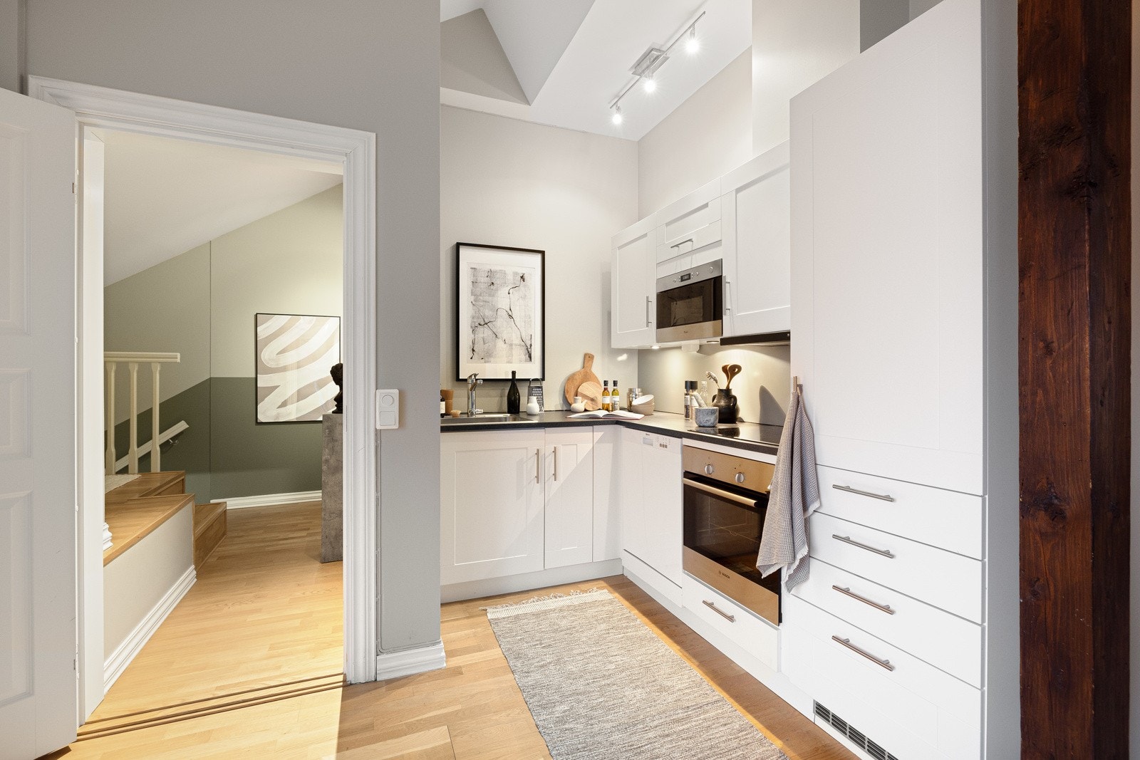 Kjøkkenet er utstyrt med mekanisk avtrekksvifte over stekesonen, samt opplegg for oppvaskmaskin. Galleribilde