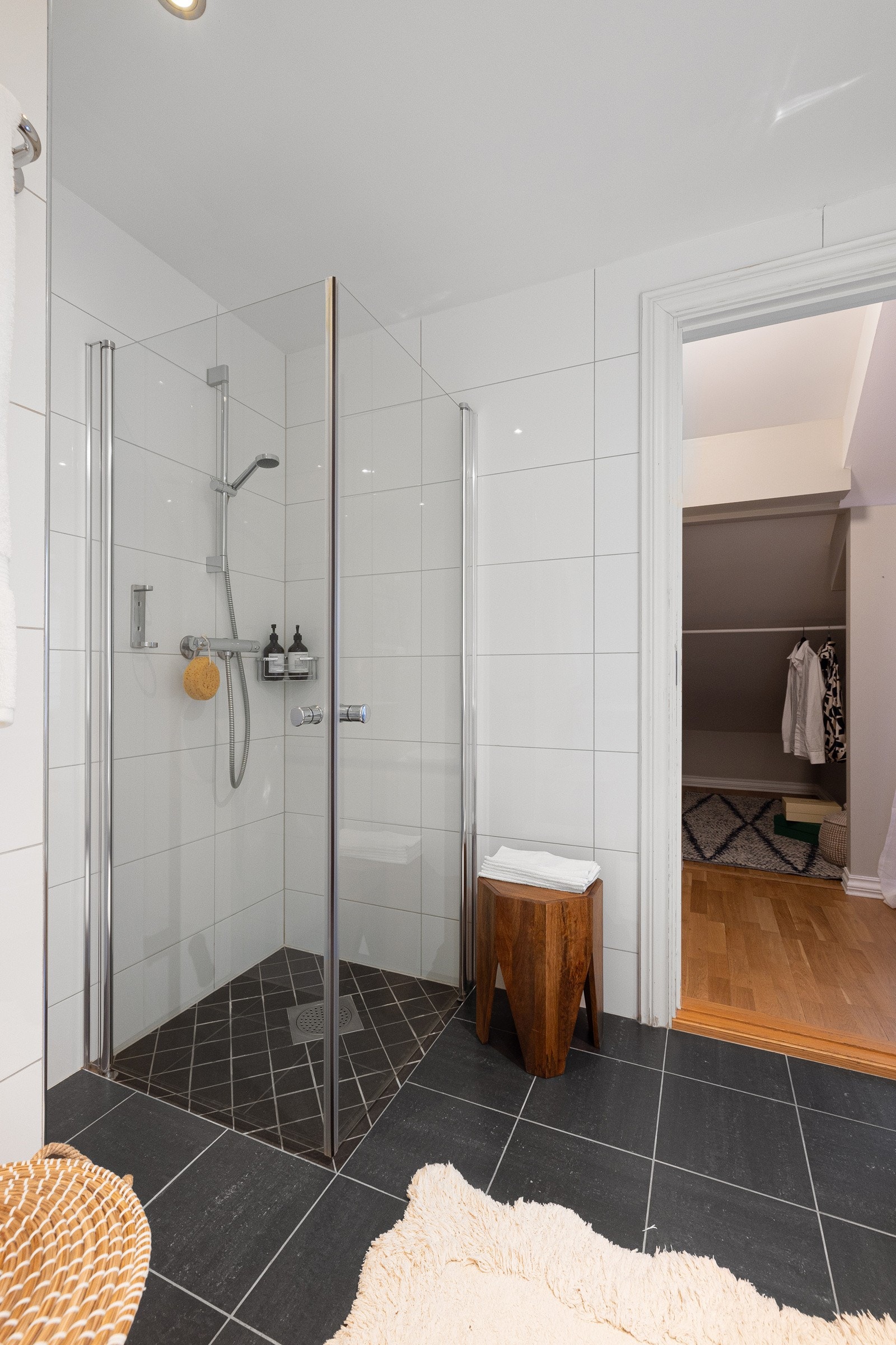 Det er innredet med servant med underskap, toalett og dusjhjørne med glassdører og ettgreps dusjbatteri fra rustfritt stål. Galleribilde