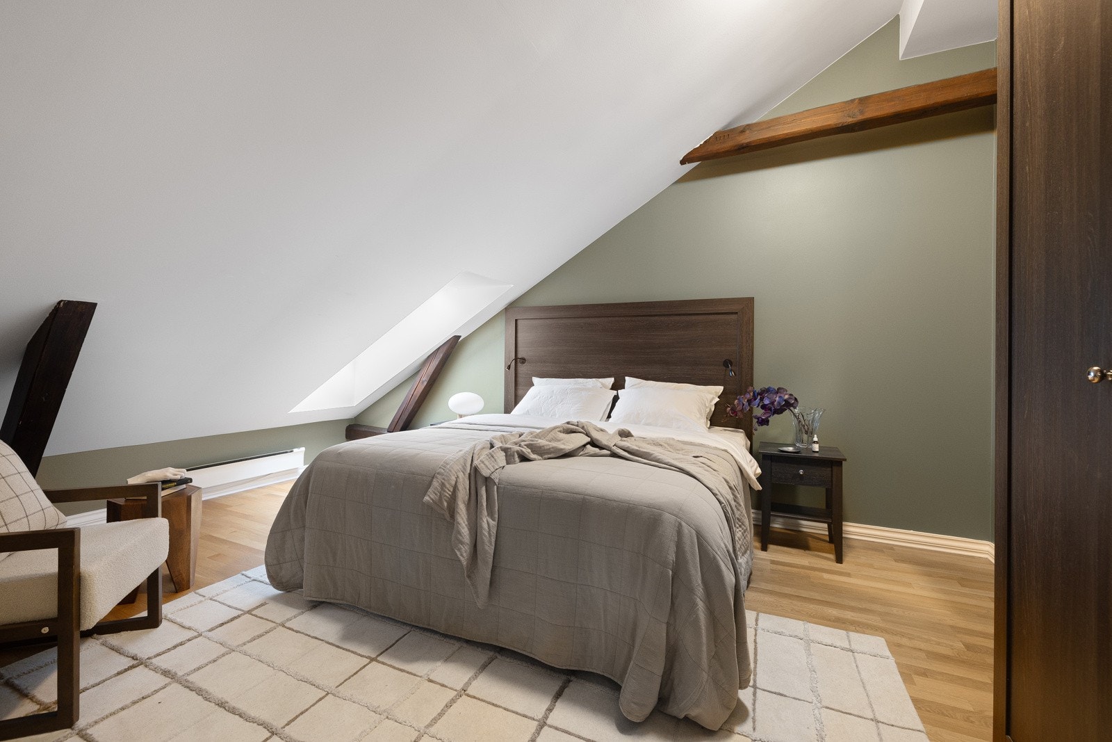 Hovedsoverommet er romslig og har plass til stor dobbeltseng, nattbord og kommode. Galleribilde