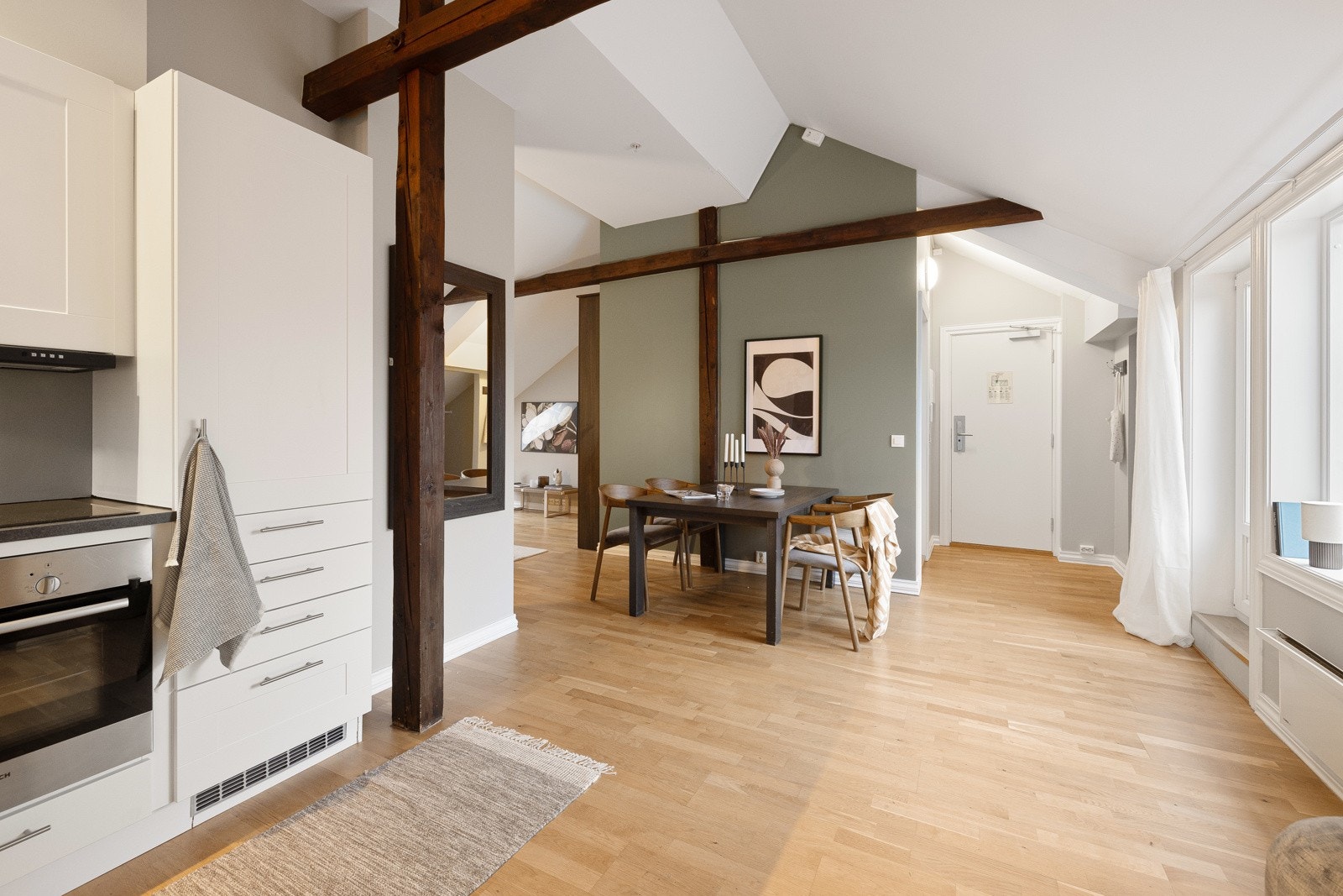 Det er integrert kjøleskap, mikroovn, stekeovn og platetopp. Galleribilde