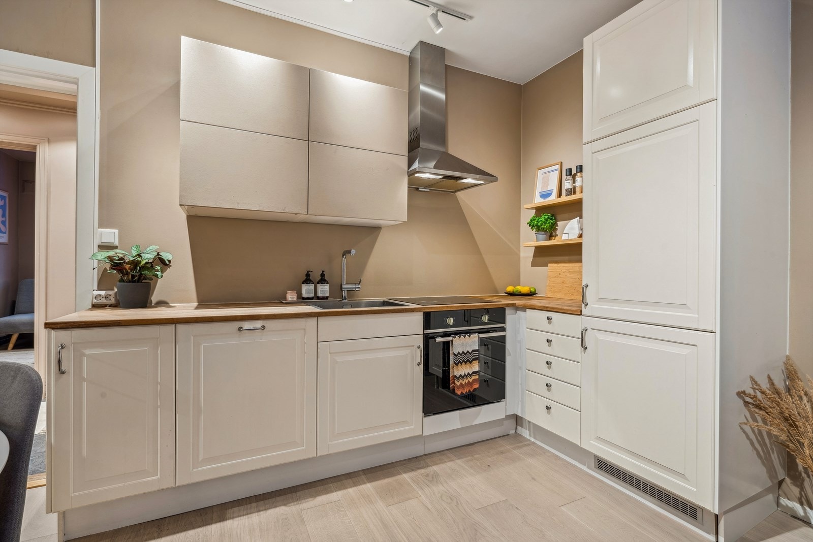 God oppbevaringsløsning og benkeplass for matlaging Galleribilde