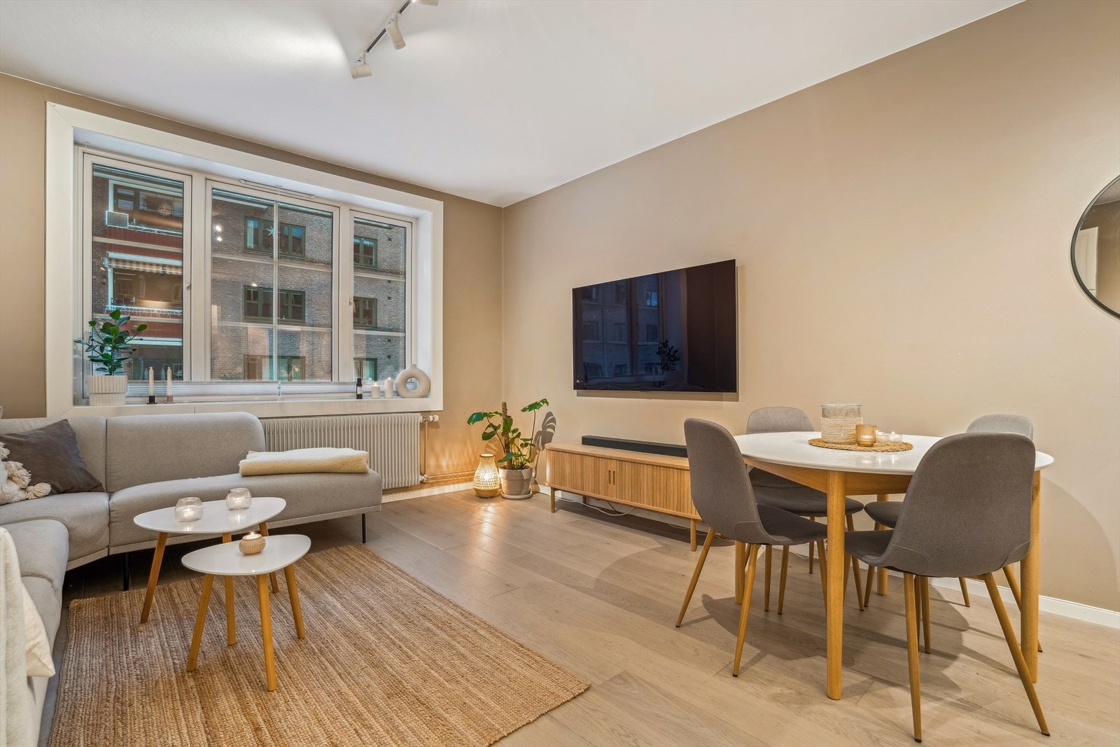 God plass til spisebord i stuen Galleribilde