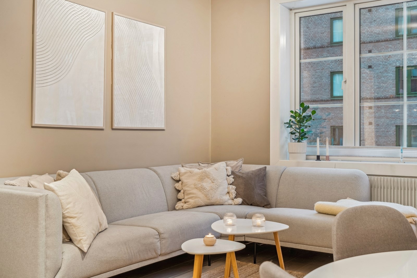 Stuen har lyse og moderne farger Galleribilde