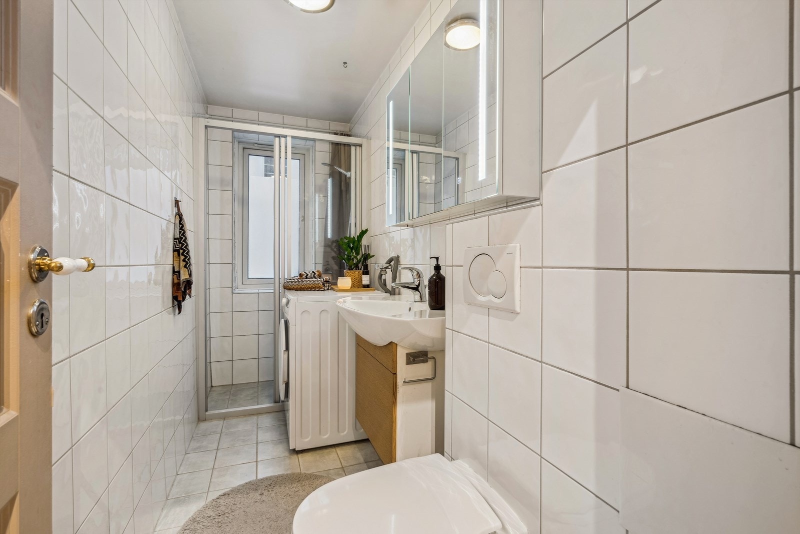 Lyst, flislagt bad/ WC med gulvvarme. Galleribilde