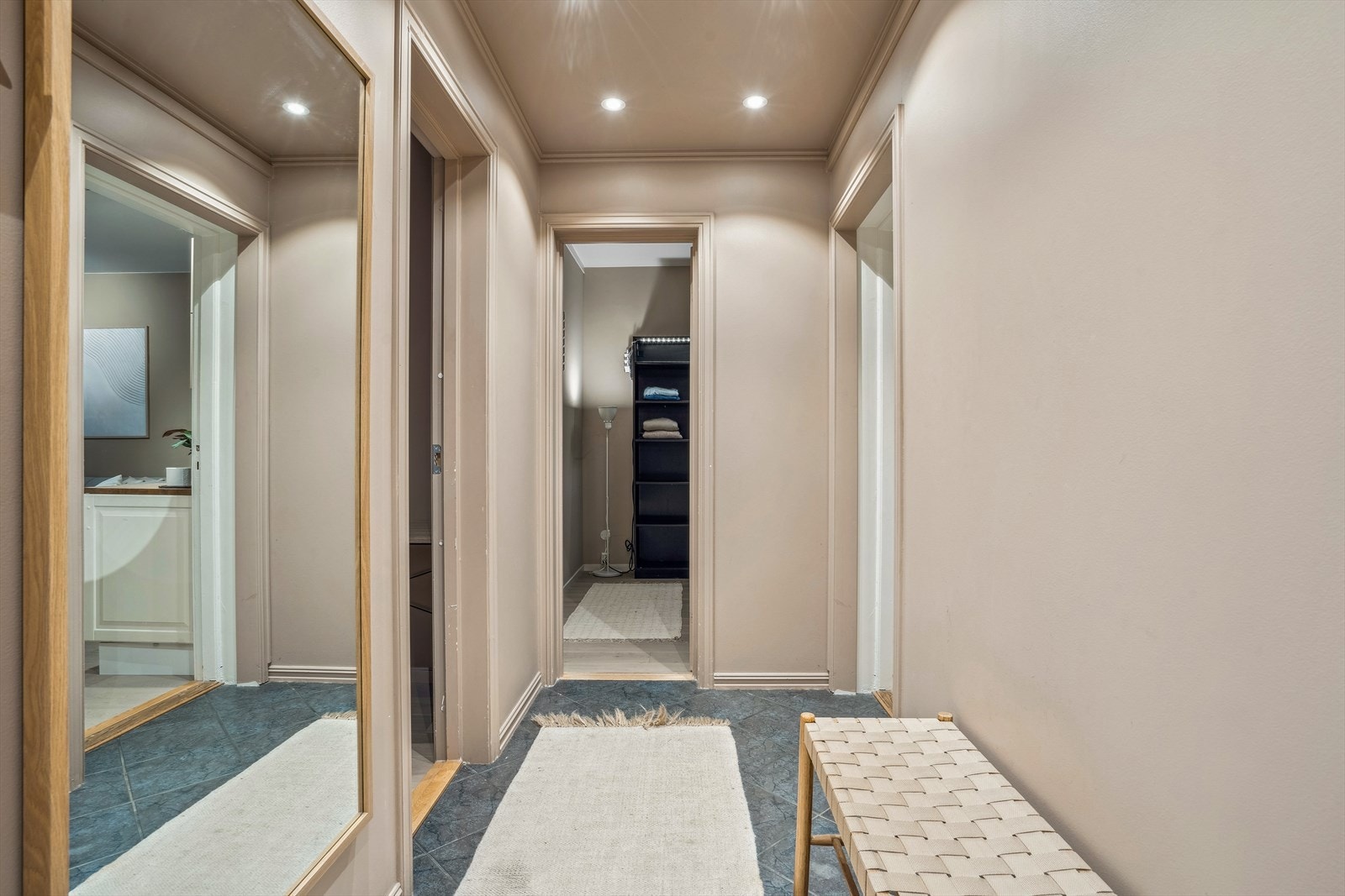 Romslig gang/ entré Galleribilde