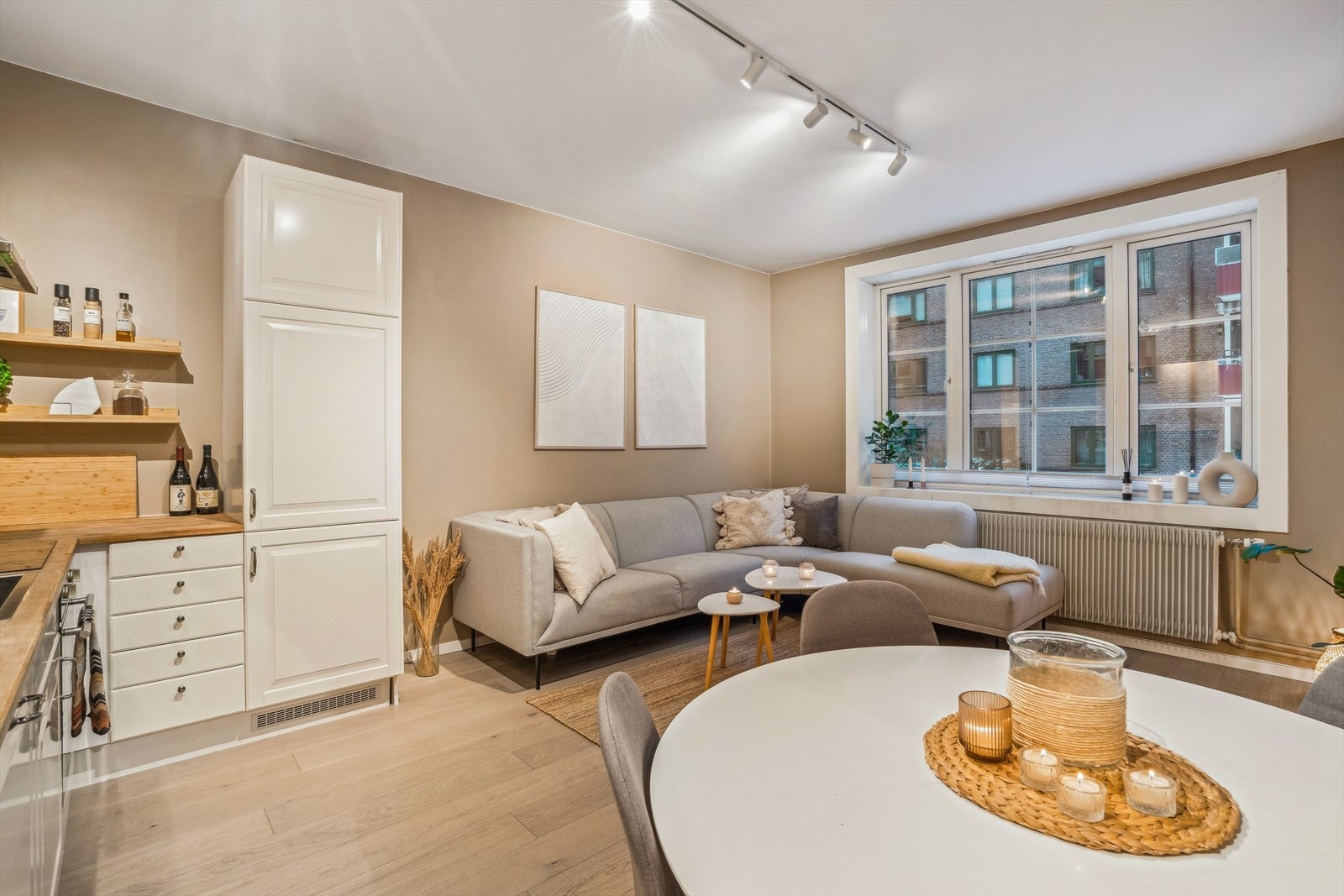 Gulv med 1-stavs eikeparkett fra 2022 som er med på å gi et lysere uttrykk Galleribilde