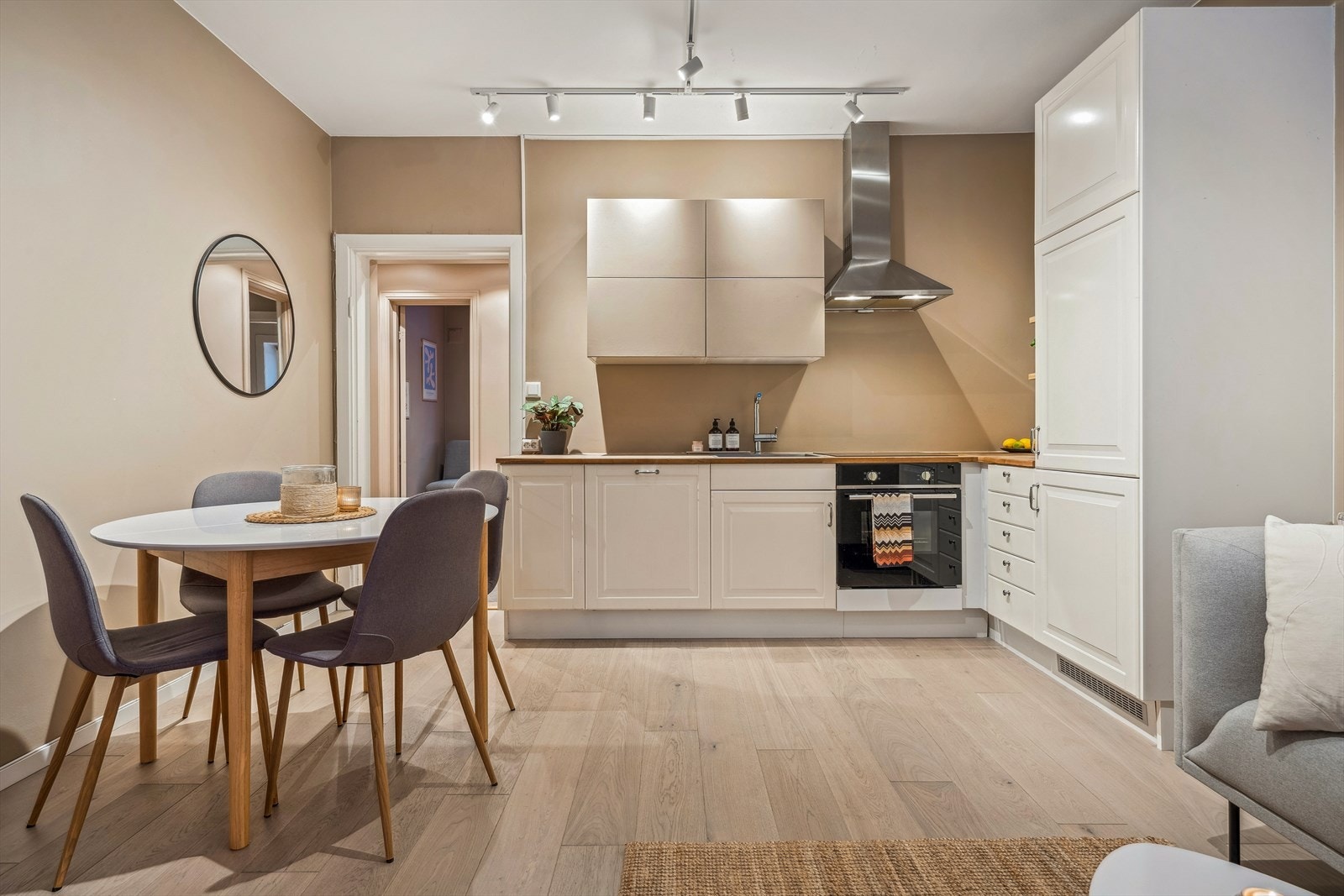 Stilrent og pent kjøkken med integrerte hvitevarer Galleribilde