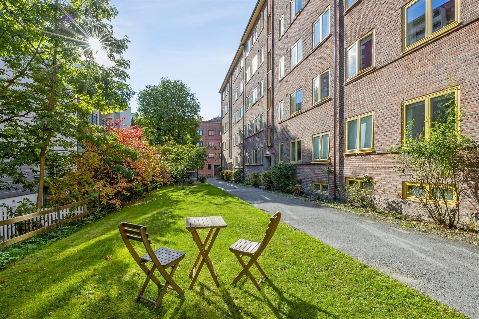 Sommerbilde fra bakgård Galleribilde