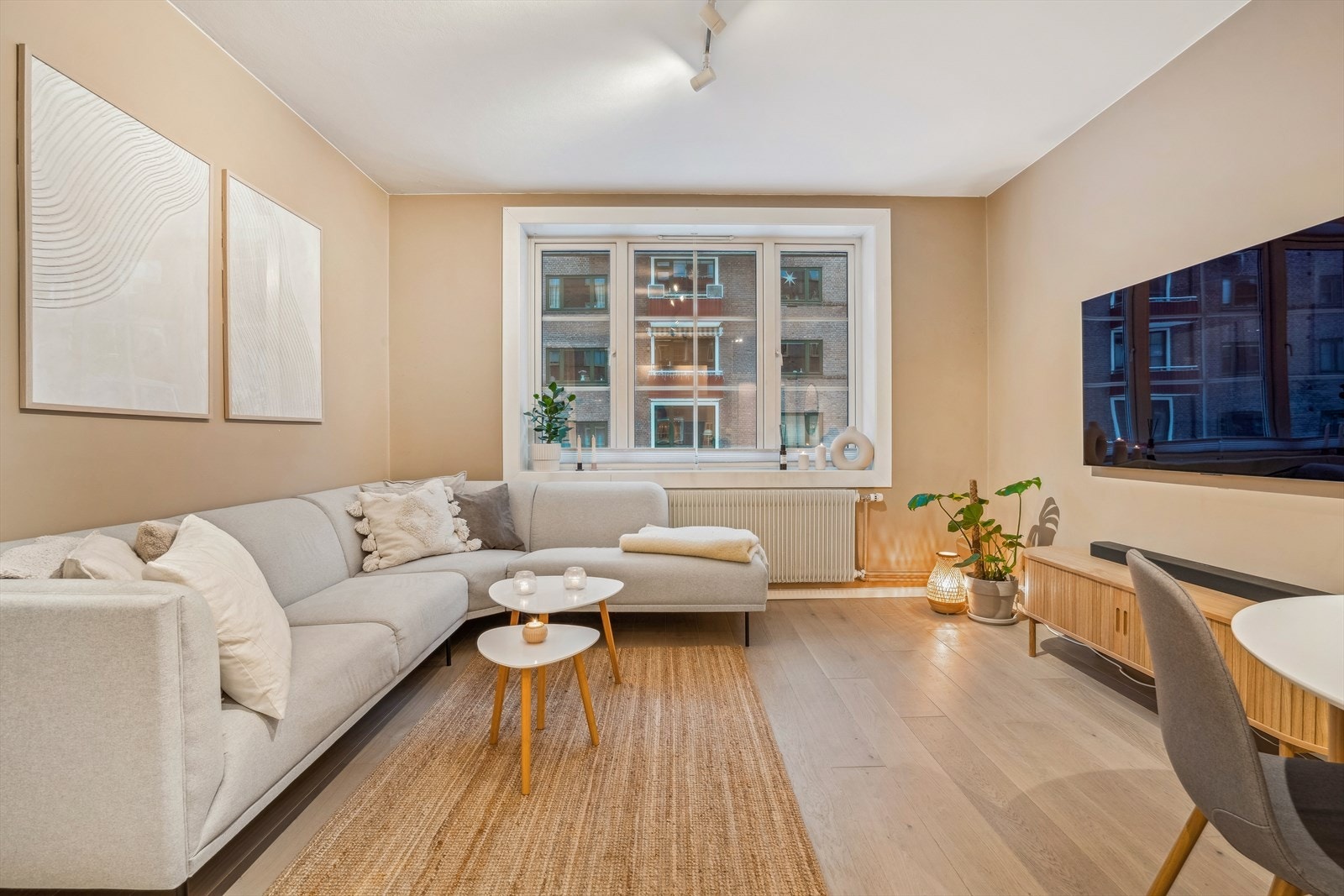 Stue med store vindusflater som slipper inn mye naturlig lys Galleribilde