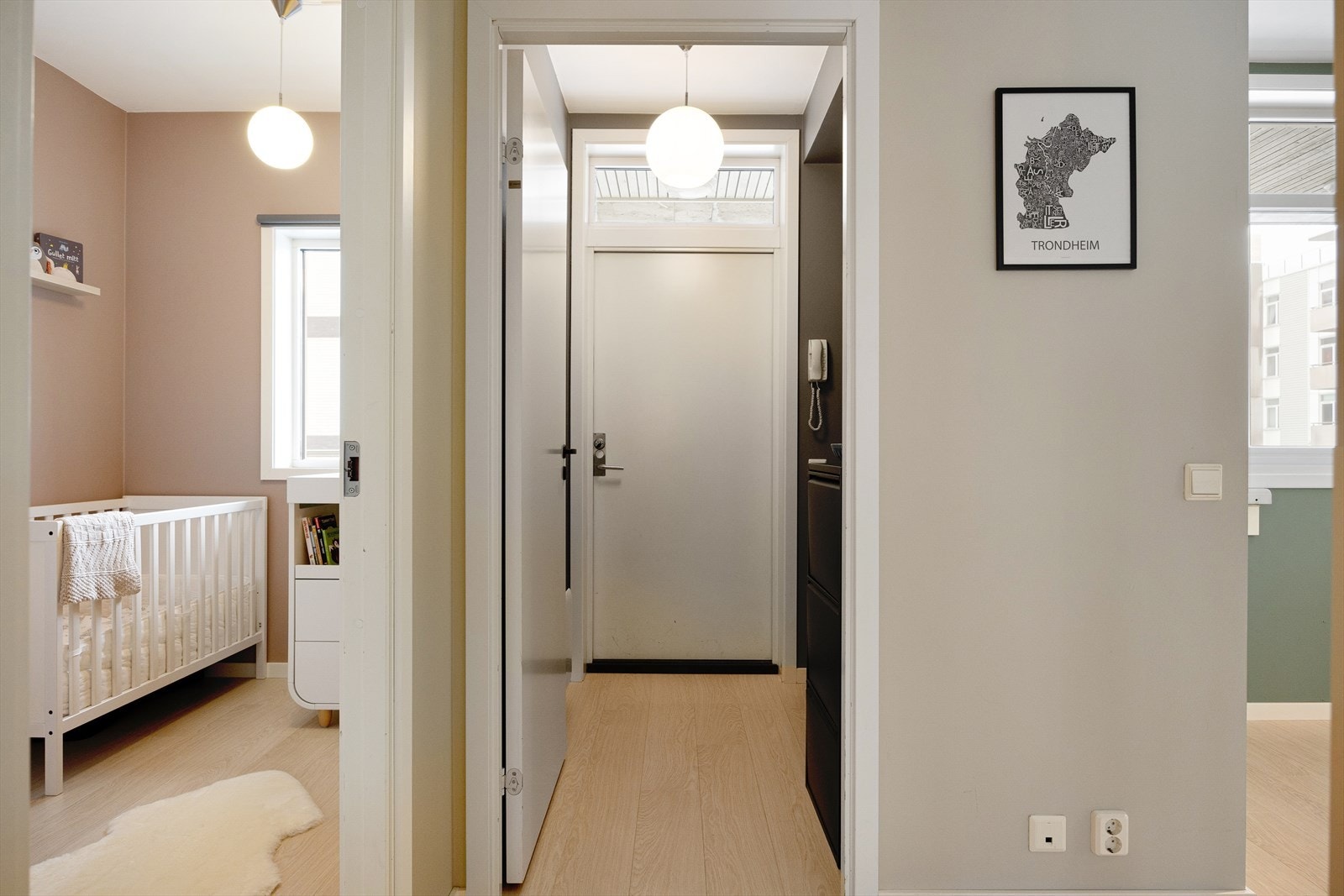 Videre er det enkel adkomst til soverom 2 fra gangen. Galleribilde