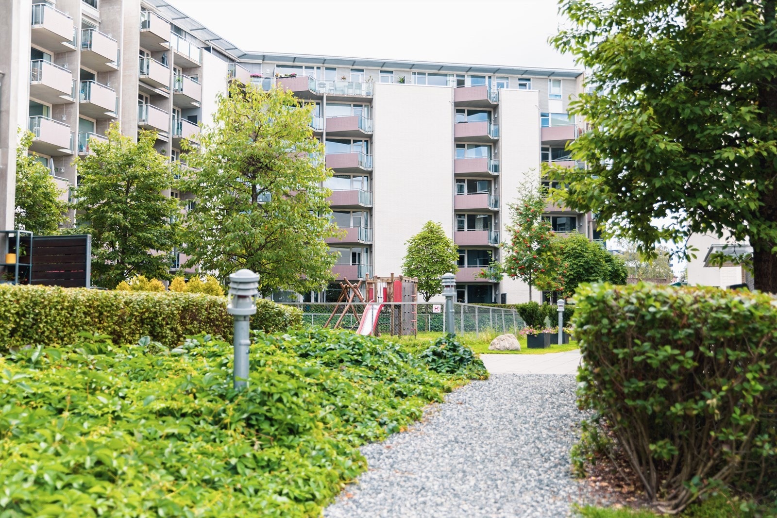 Sameiet er veldrevet og har store, flotte bilfrie fellesområder, som blant annet inkluderer flere lekeplasser for de minste. Galleribilde