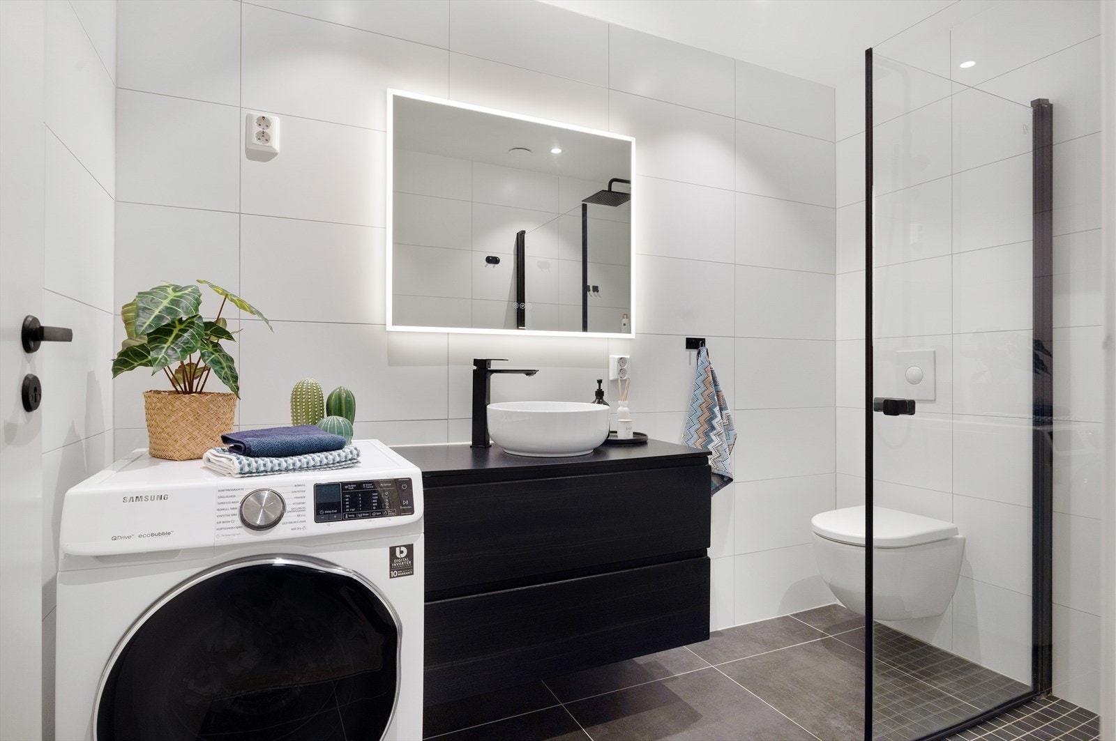 Stilrent, flislagt baderom med gulvvarme og downlights i himlingen, pusset opp i 2021. Galleribilde