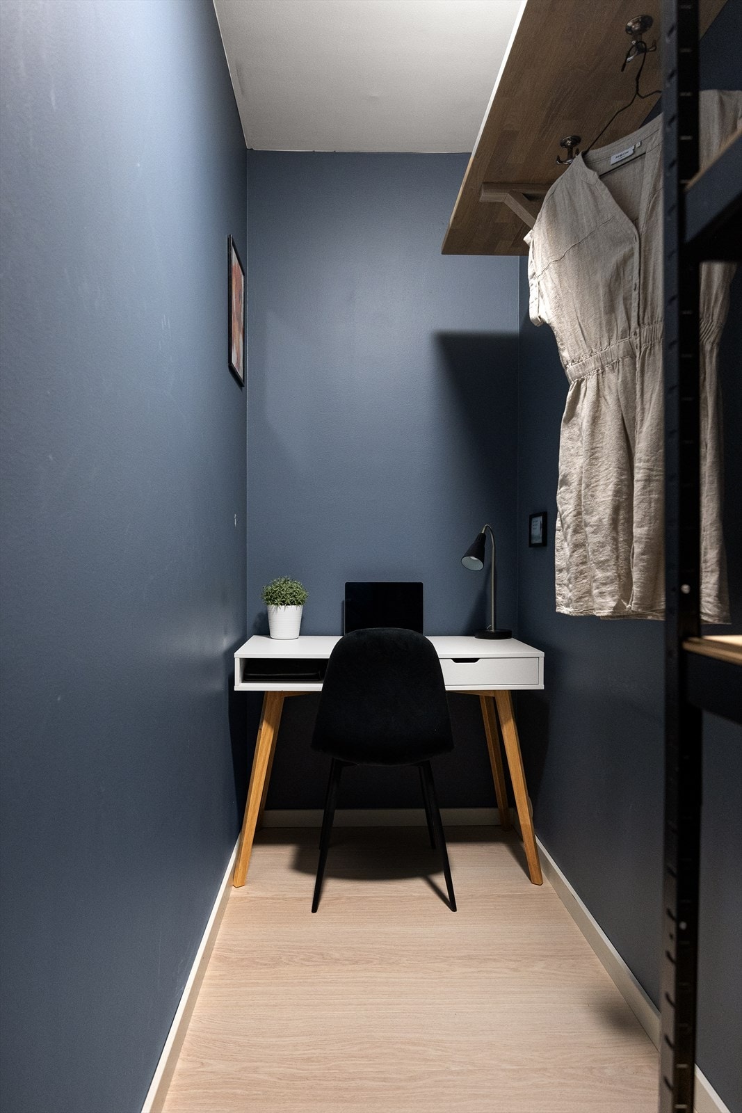 Her har du muligheten til å lage et lite, koselig kontor - perfekt for hjemmearbeid eller som en personlig arbeidskrok. Galleribilde