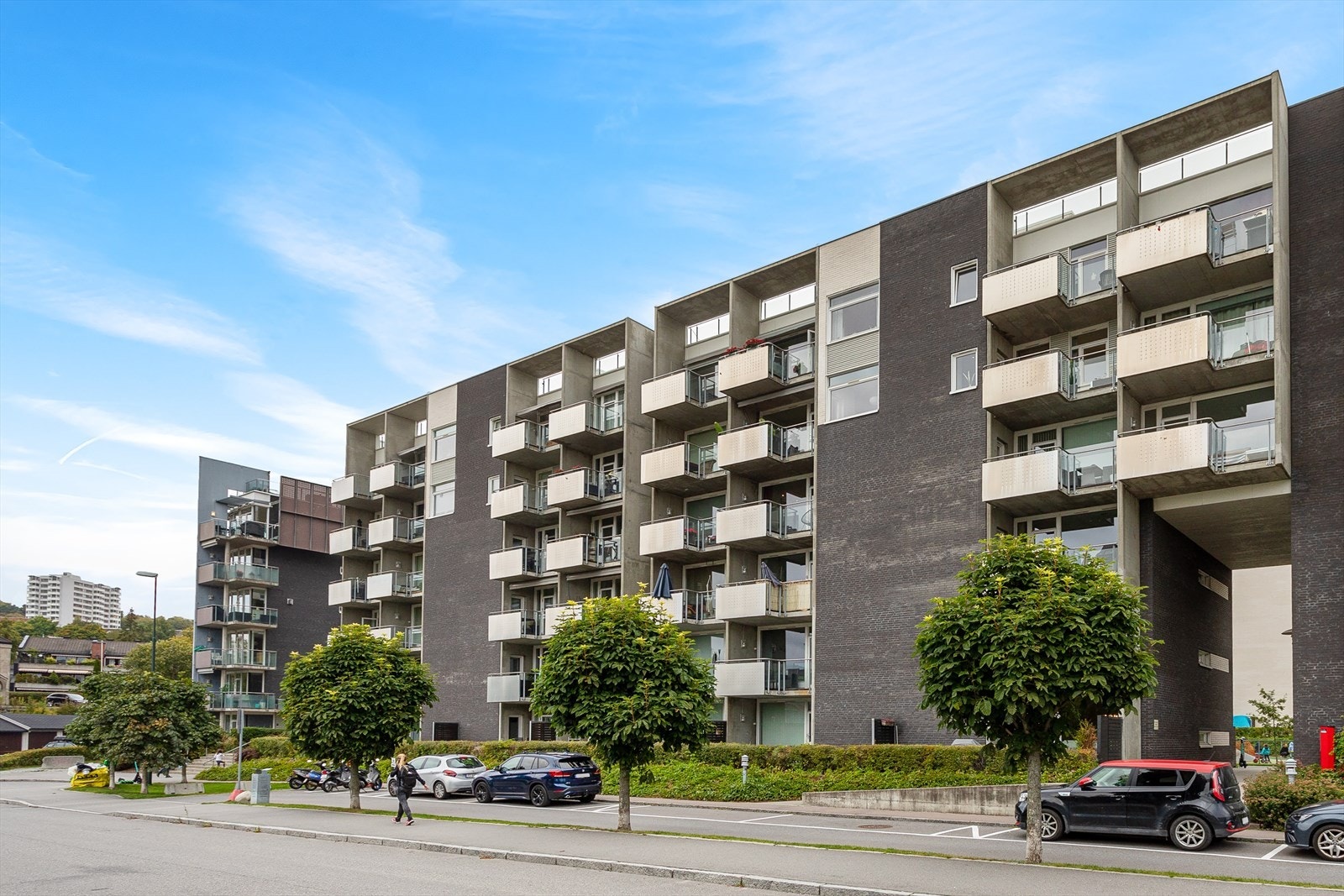 Leiligheten ligger urbant til i Nydalen med enkel adkomst til det meste av bymessige fasiliteter. Her er det gangavstand til både treningssenter, matvarebutikker, restauranter, apotek, kollektivtrafikk m.m. Galleribilde