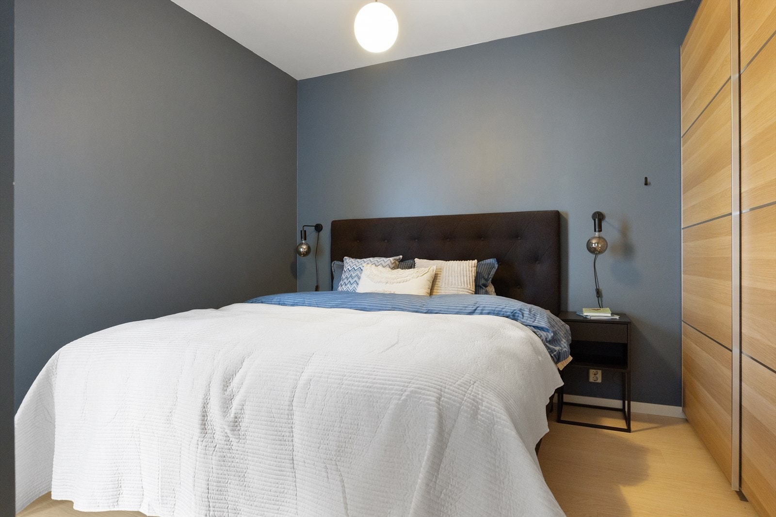 Hovedsoverommet er romslig, med plass til dobbeltseng, nattbord og tilhørende møbler. Galleribilde