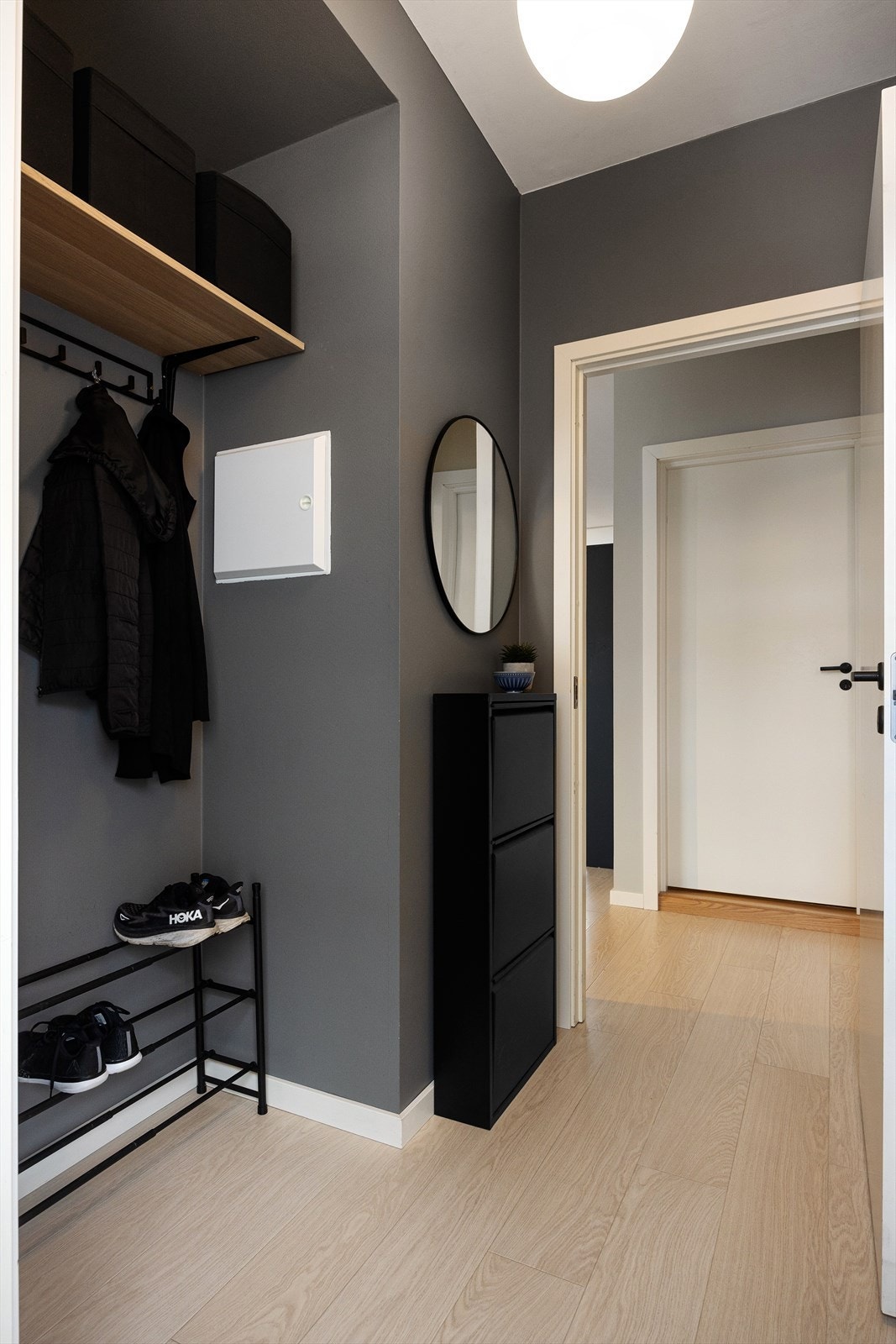Leiligheten har en innbydende entré som skaper et umiddelbart godt førsteinntrykk. Her kan du enkelt henge fra deg yttertøy på knaggrekke og plassere skoene dine på en skohylle eller i et skoskap. Galleribilde
