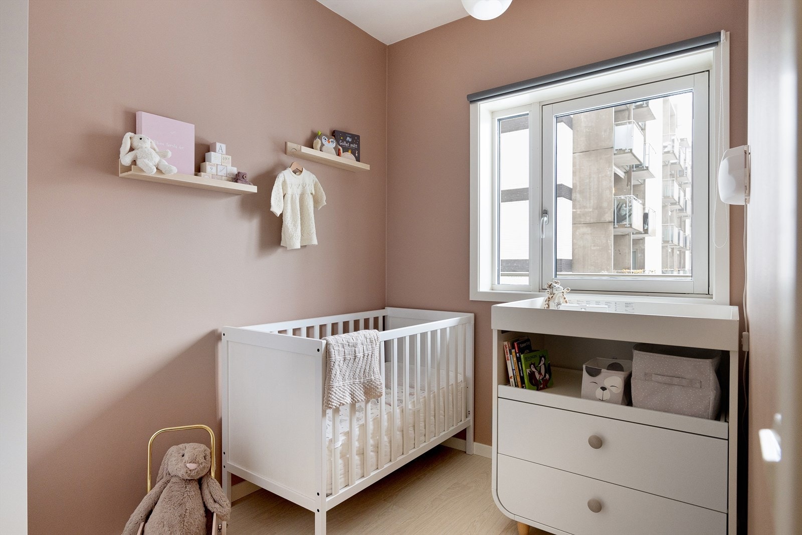 Soverom 2 er romslig og har plass til både seng og øvrige møbler. Det er et allsidig rom som passer perfekt som barnerom, gjesterom eller hjemmekontor, tilpasset dine behov. Galleribilde