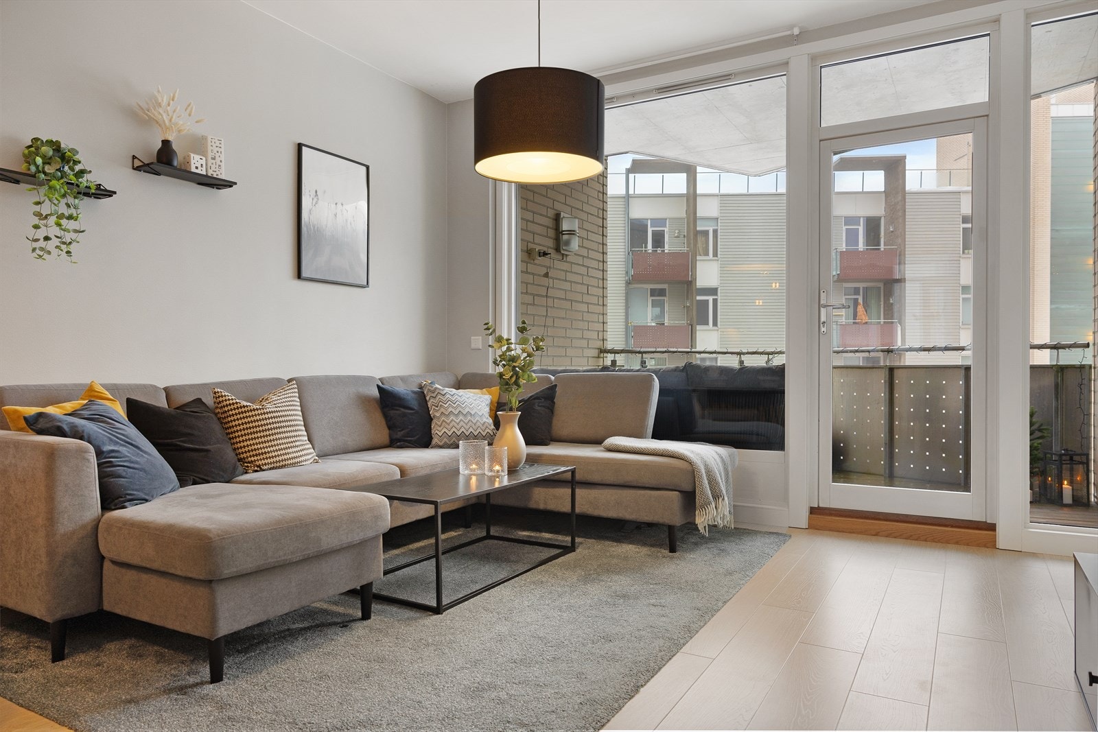 Stuen er lys og luftig, med store vindusflater som slipper inn rikelig med naturlig lys og skaper en innbydende atmosfære. Galleribilde