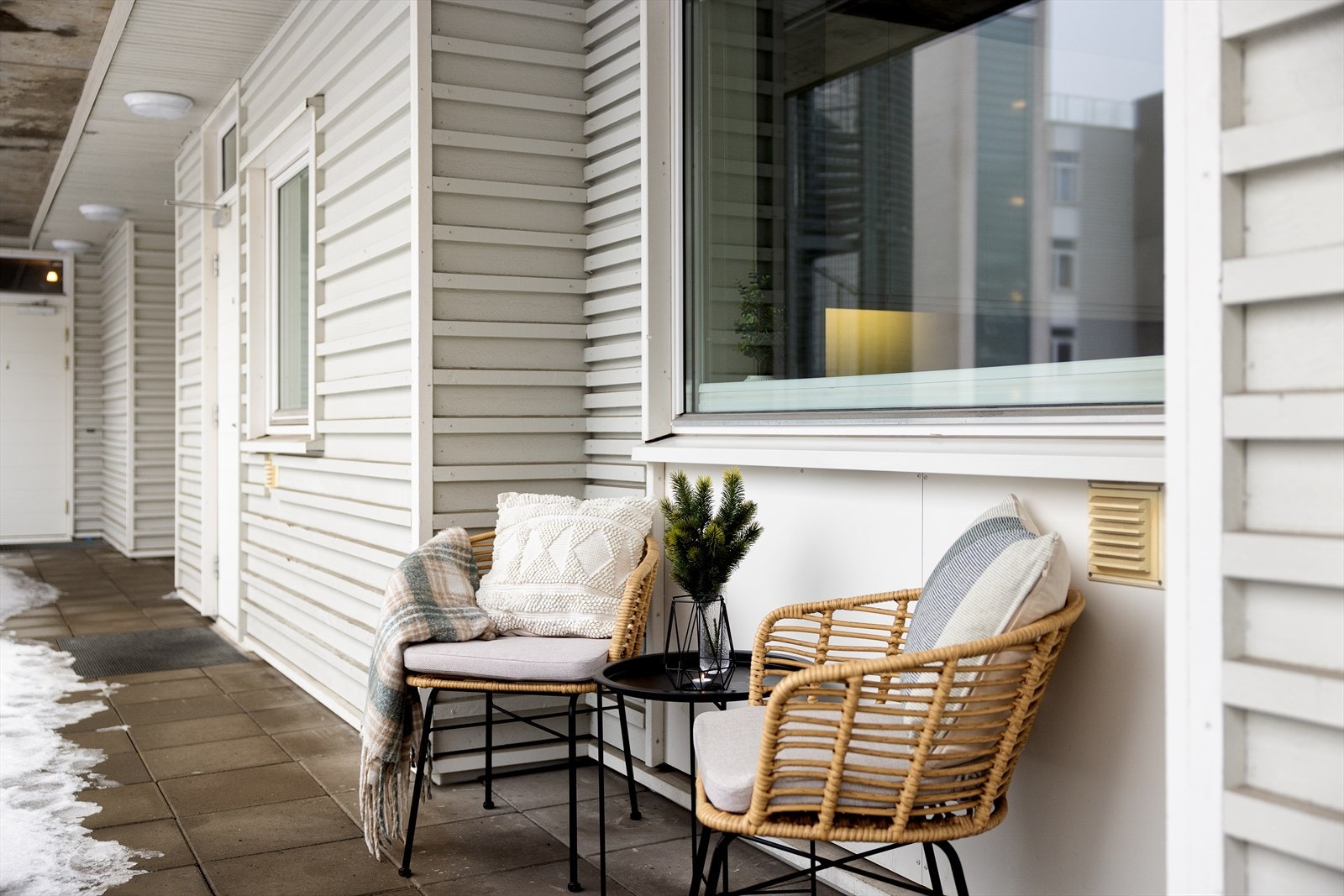 Ved inngangspartiet kan du enkelt innrede med to stoler og et bord, og skape et koselig uteområde hvor du kan nyte den behagelige formiddagssolen. Galleribilde