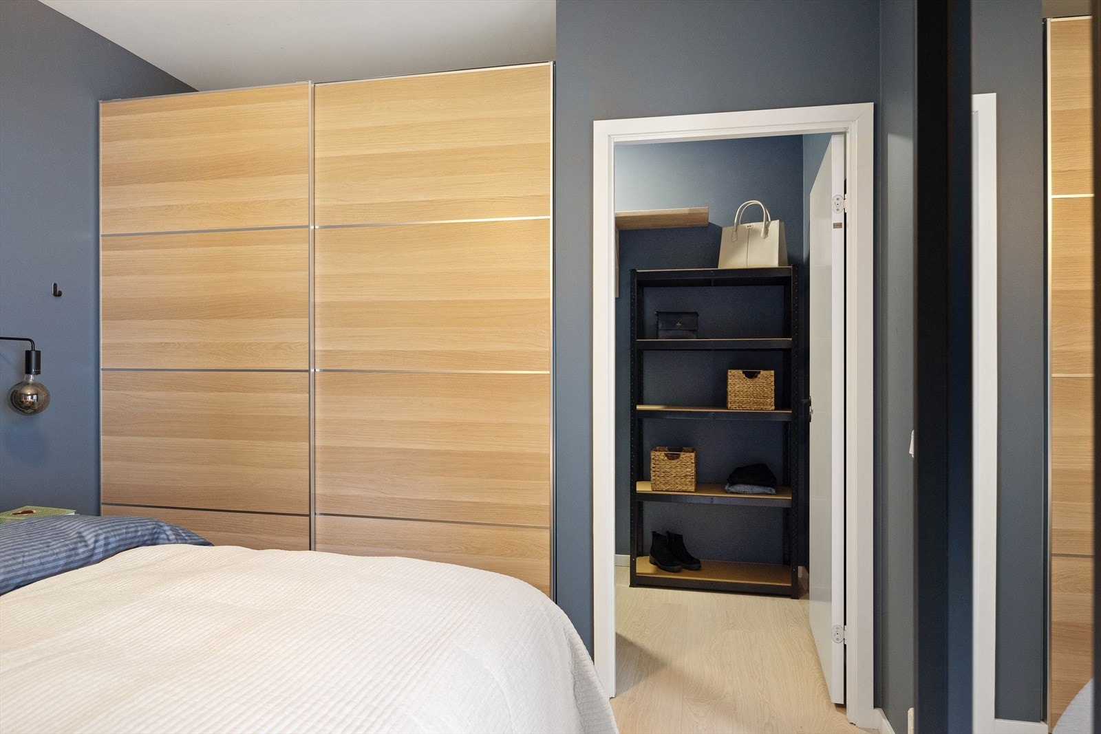 Rommet byr på god oppbevaringsplass med en romslig skyvedørsgarderobe, og har i tillegg direkte adkomst til et praktisk omkledningsrom for ekstra lagring og orden. Galleribilde