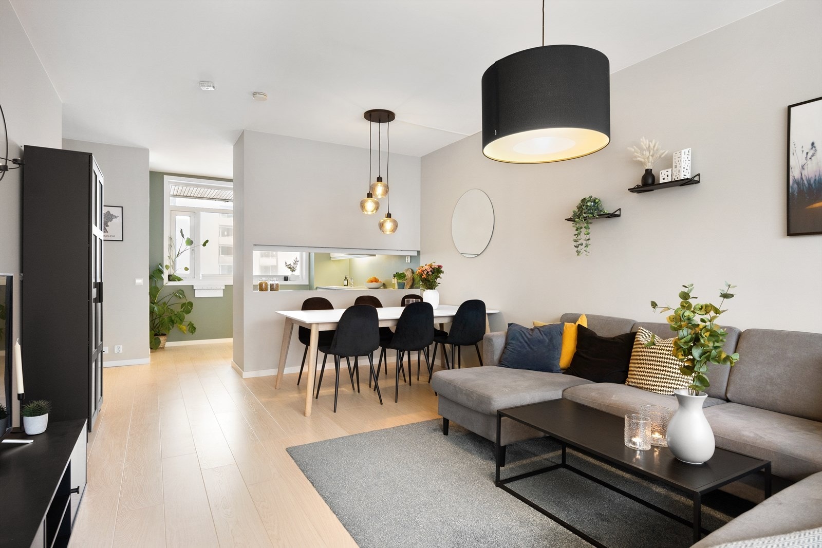 Den gjennomtenkte planløsningen gir fleksible møbleringsmuligheter, med god plass til sofagruppe, TV-møbler og spisebord med tilhørende stoler. Galleribilde