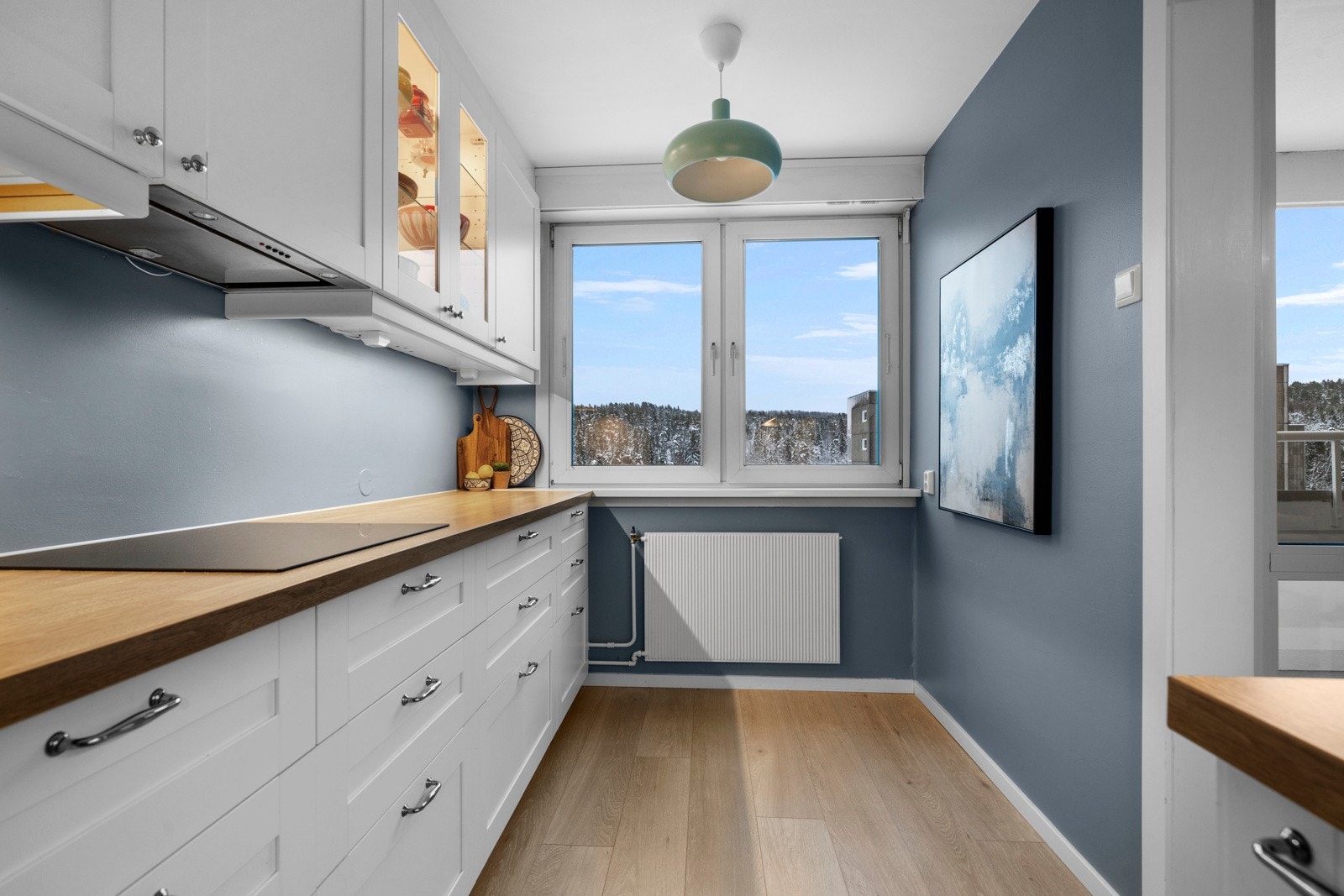 Kjøkkenet, som var nytt i 2017, har et stilfullt og moderne design med gode benkeflater og rikelig med oppbevaringsplass Galleribilde