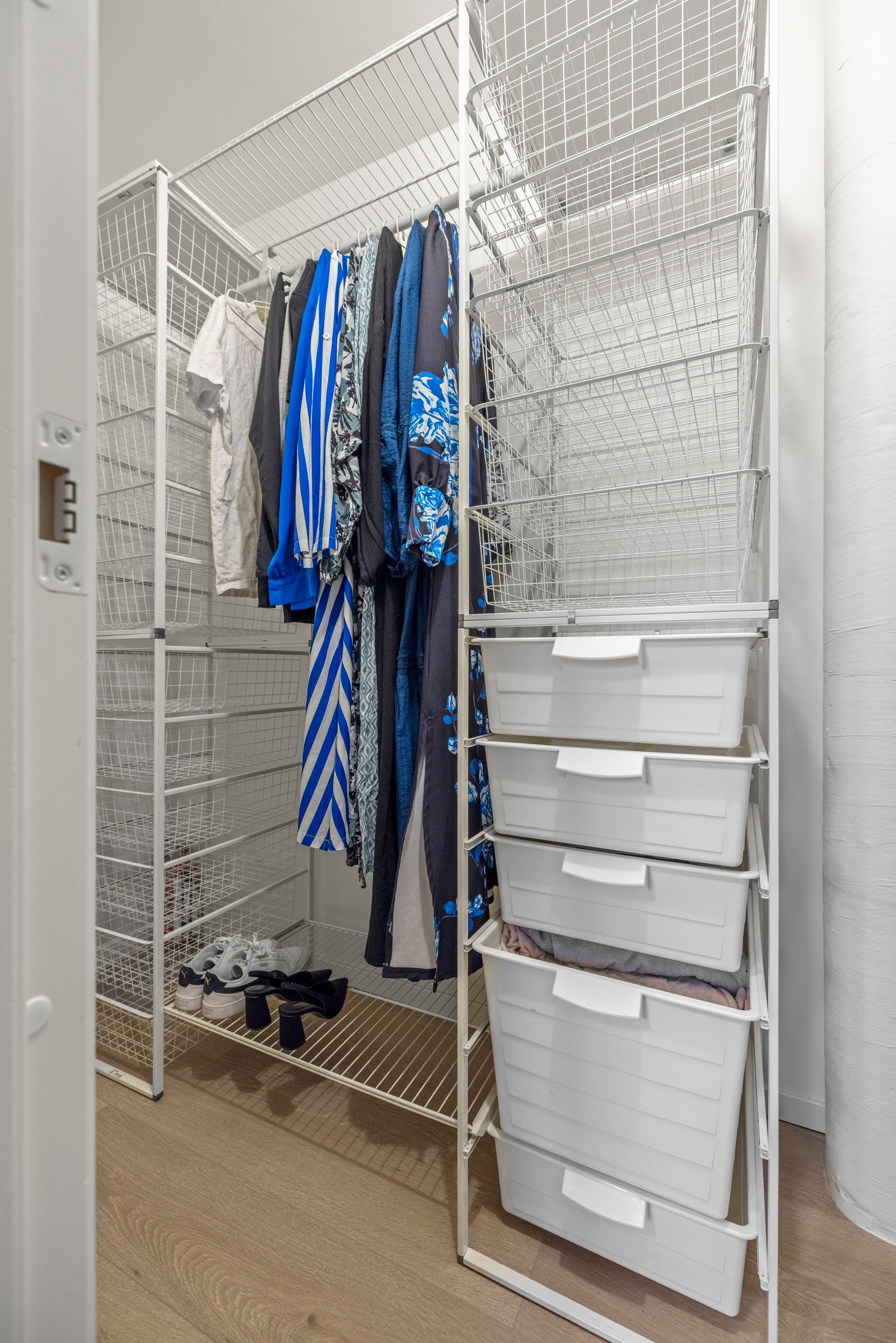 Plass til garderobeløsning i walk-in closet Galleribilde