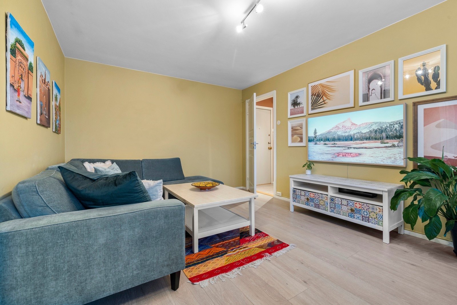 Leiligheten har en lys og koselig stue med lun atmosfære Galleribilde