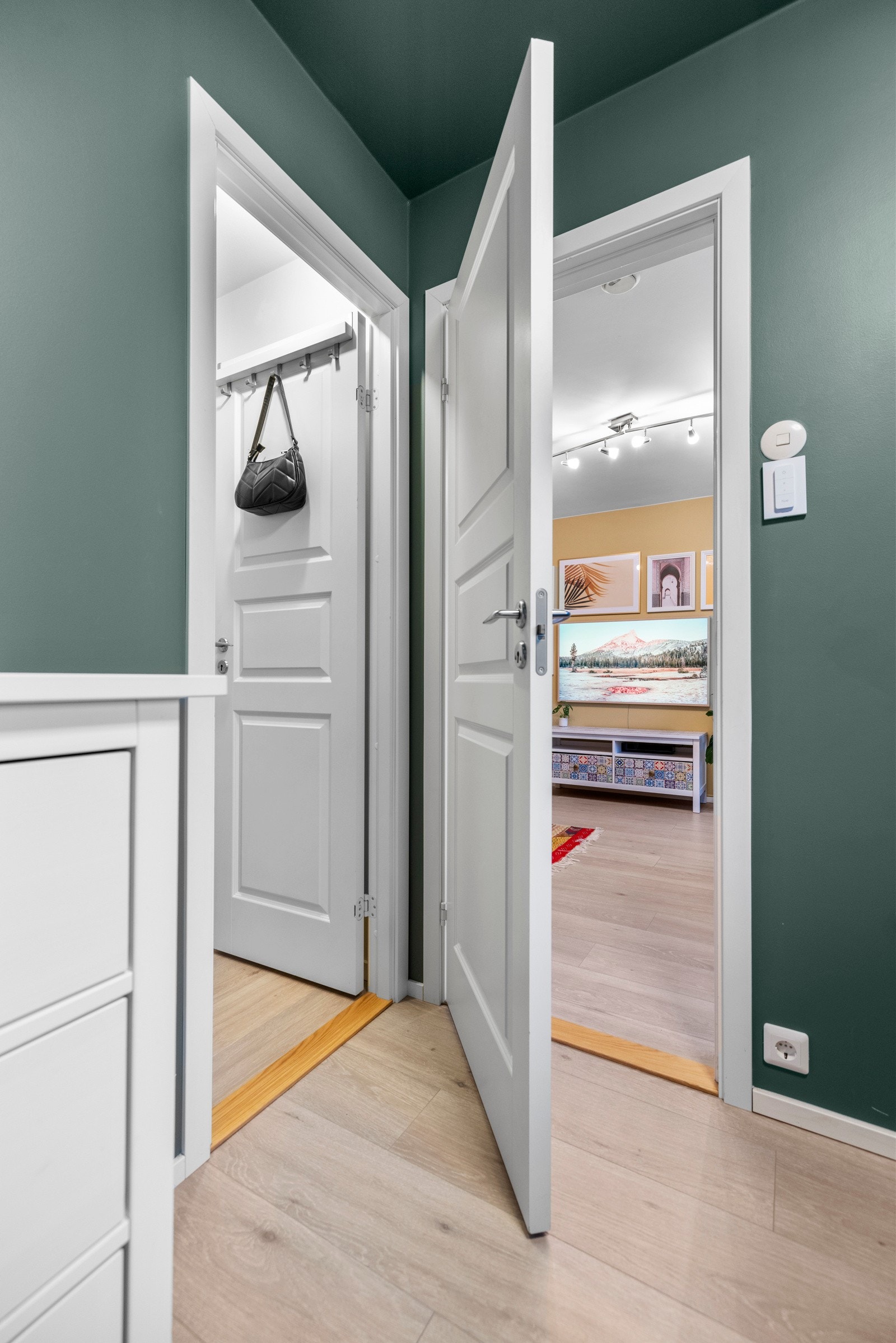I tilknytning til soverommet er det et innredet walk-in closet Galleribilde