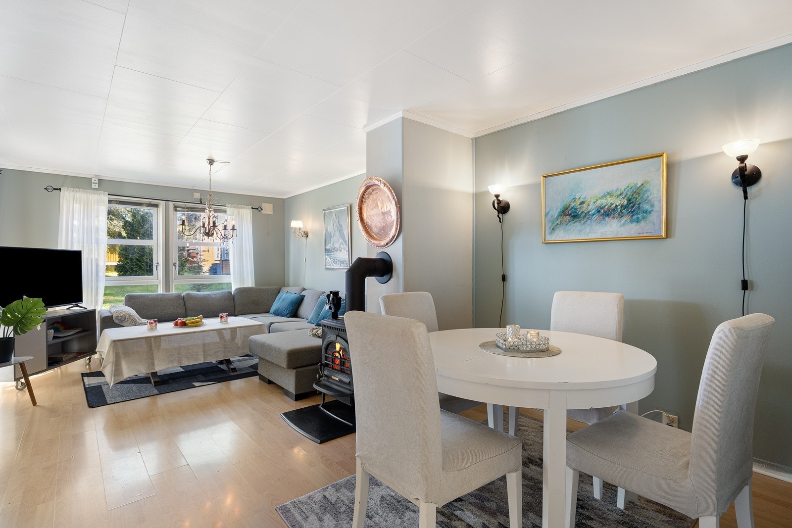 Lys og luftig stue med god plass til både spisebord og sofahjørne. Galleribilde